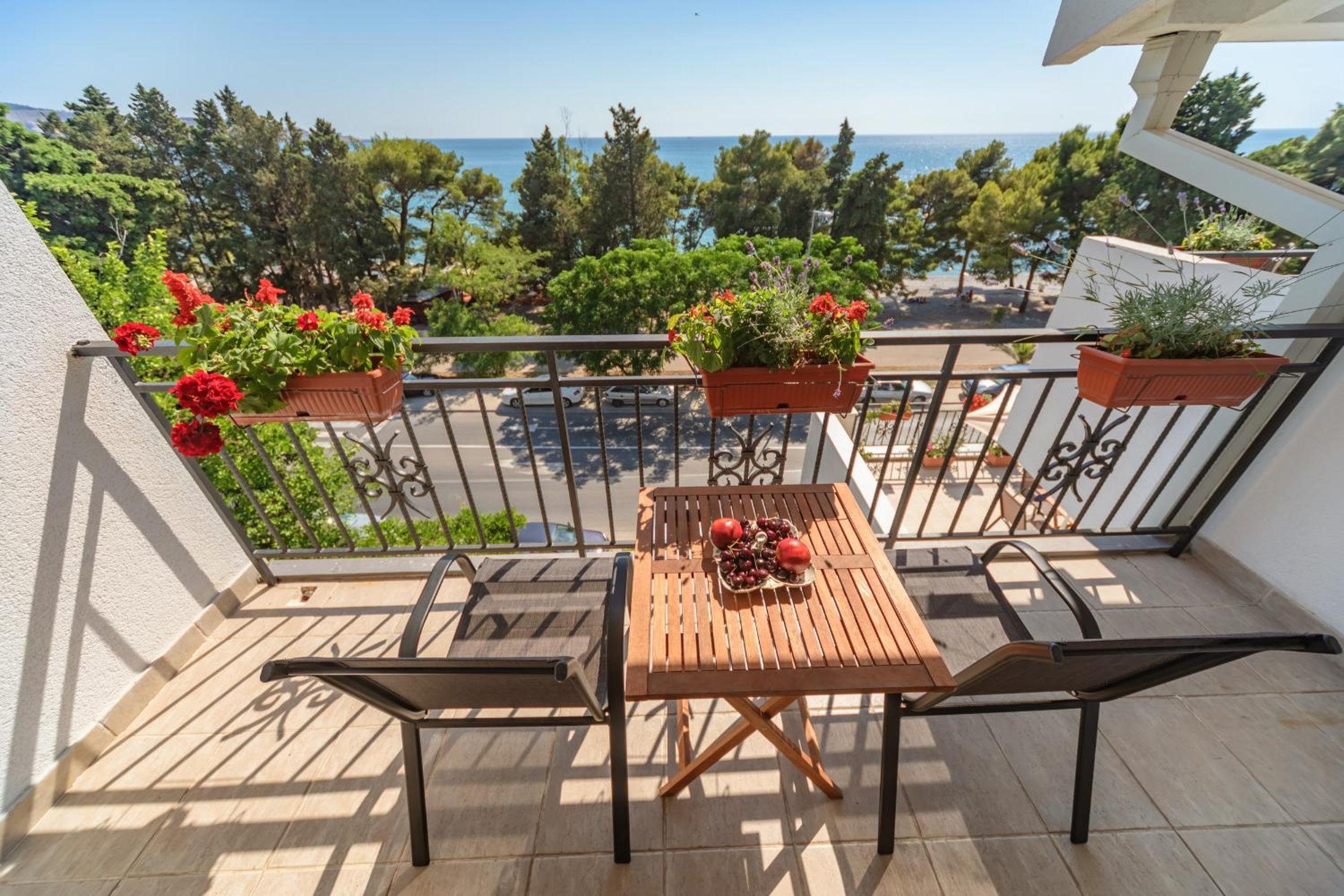 Mika's Seaview Apartments