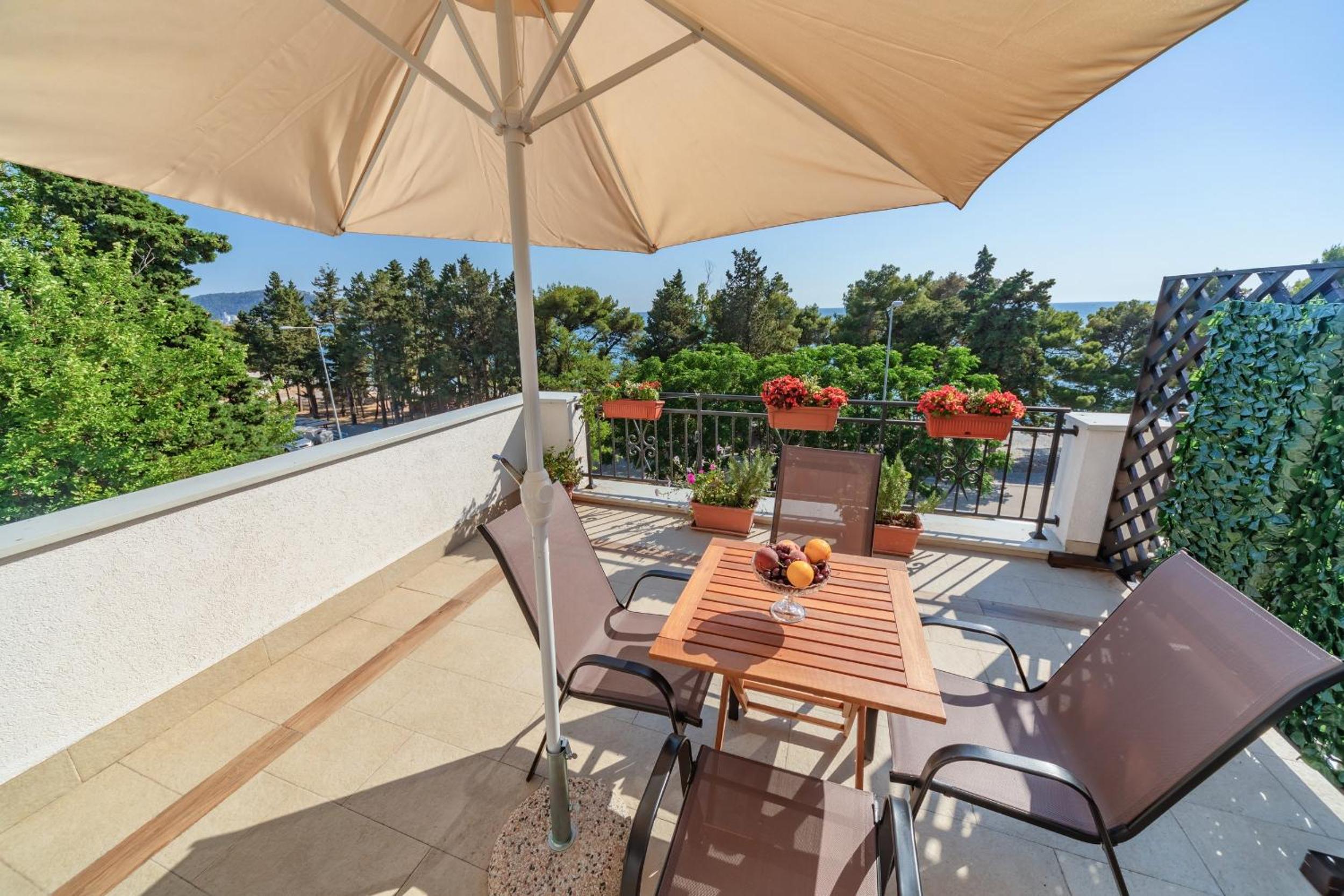 Mika's Seaview Apartments
