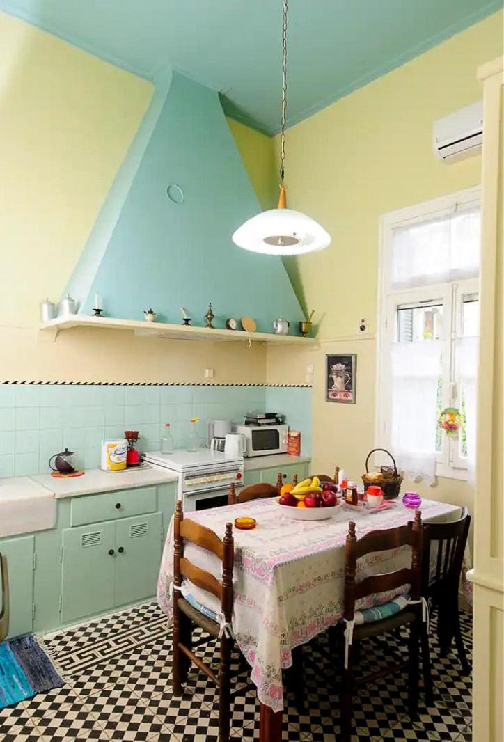 Zeta's vintage garden house view 3