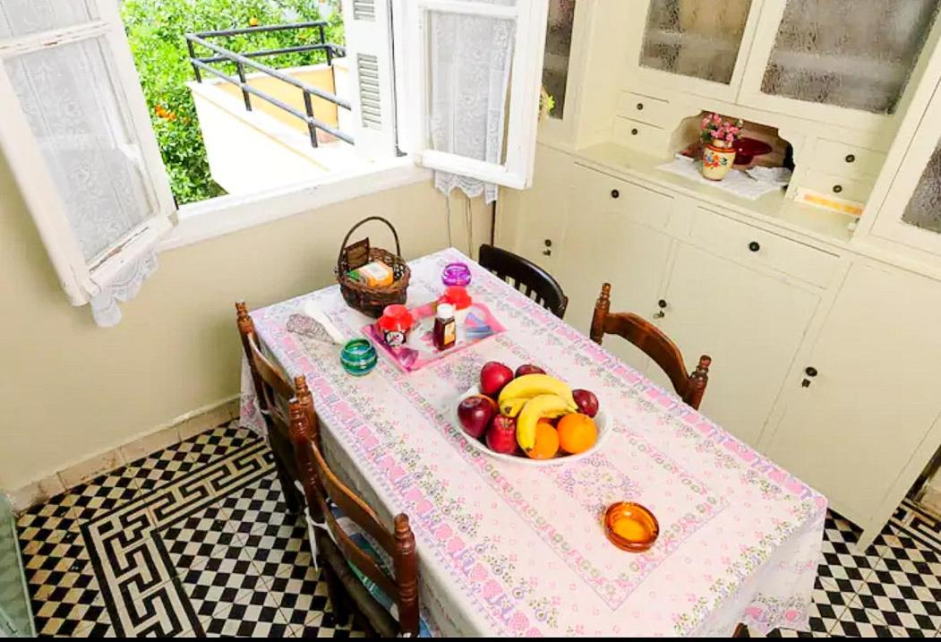 Zeta's vintage garden house view 4