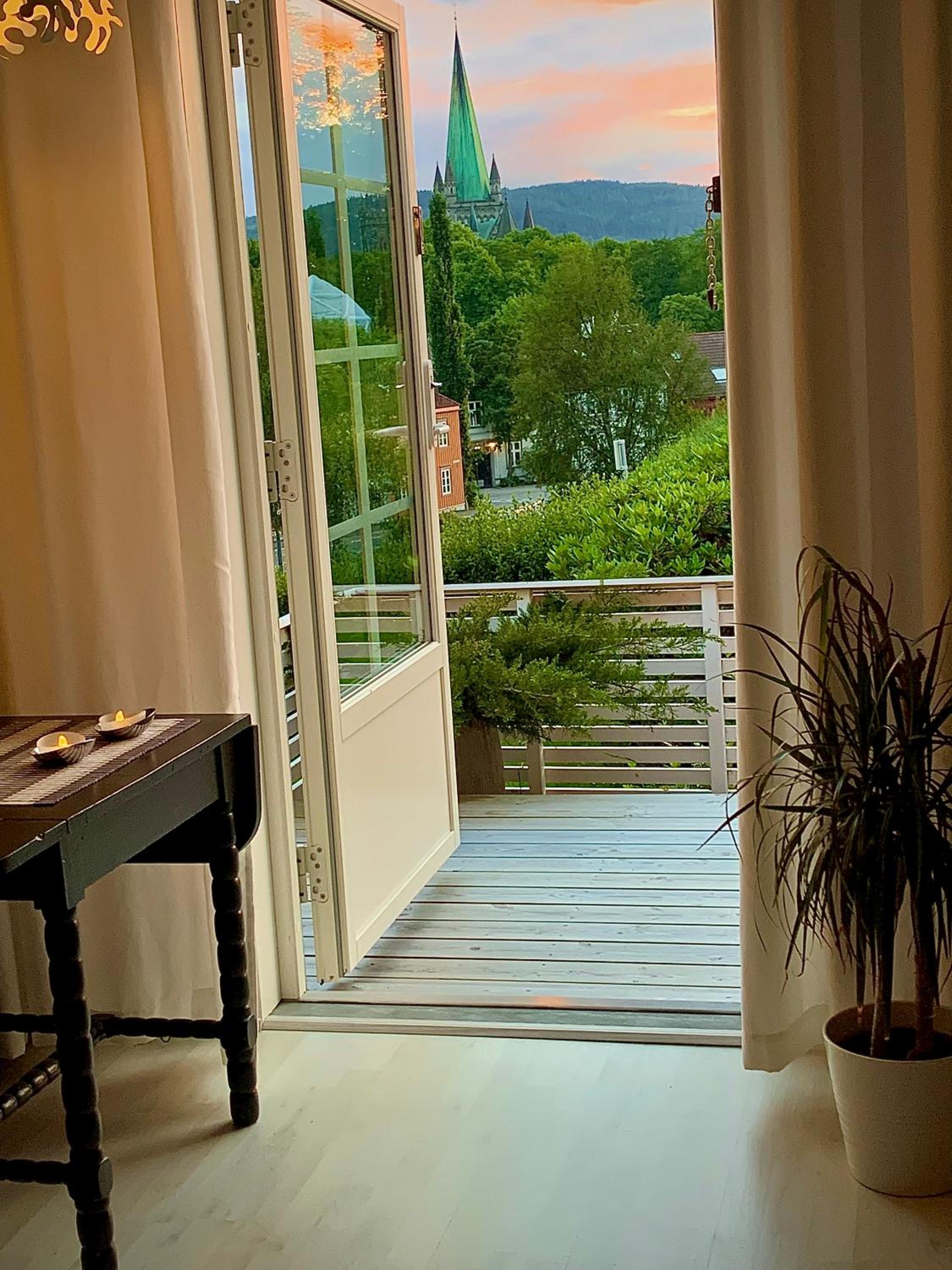 Private house-terrace-garden -parking-WiFi-smartTV view 2