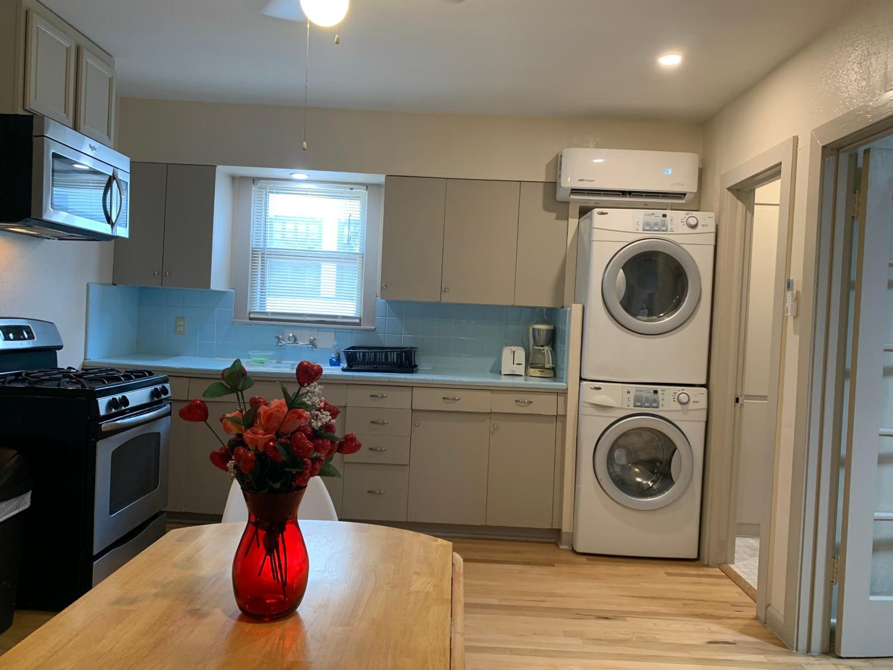 125-#4 Downtown cozy upstairs one bedroom apt view 2