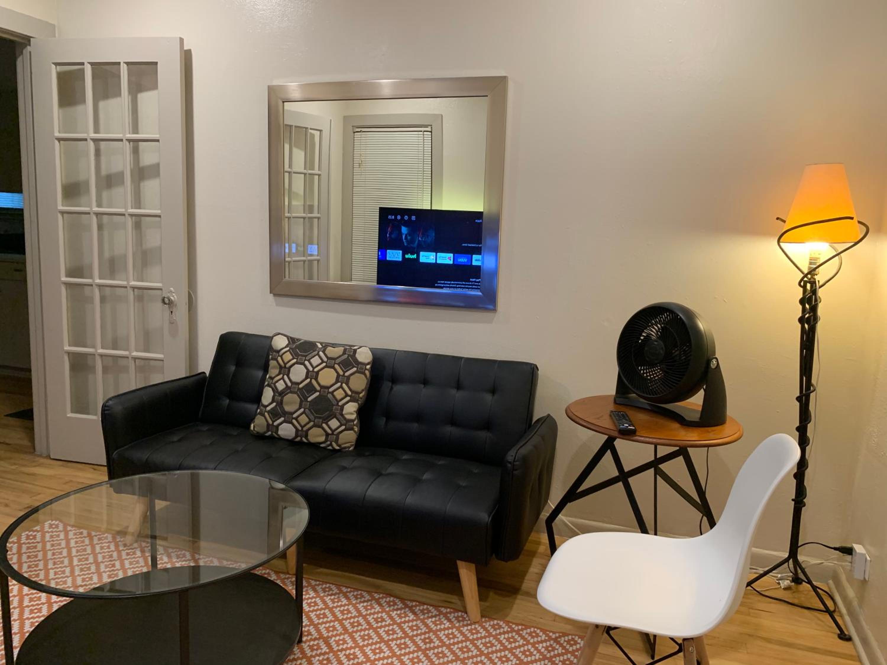 125-#4 Downtown cozy upstairs one bedroom apt view 3
