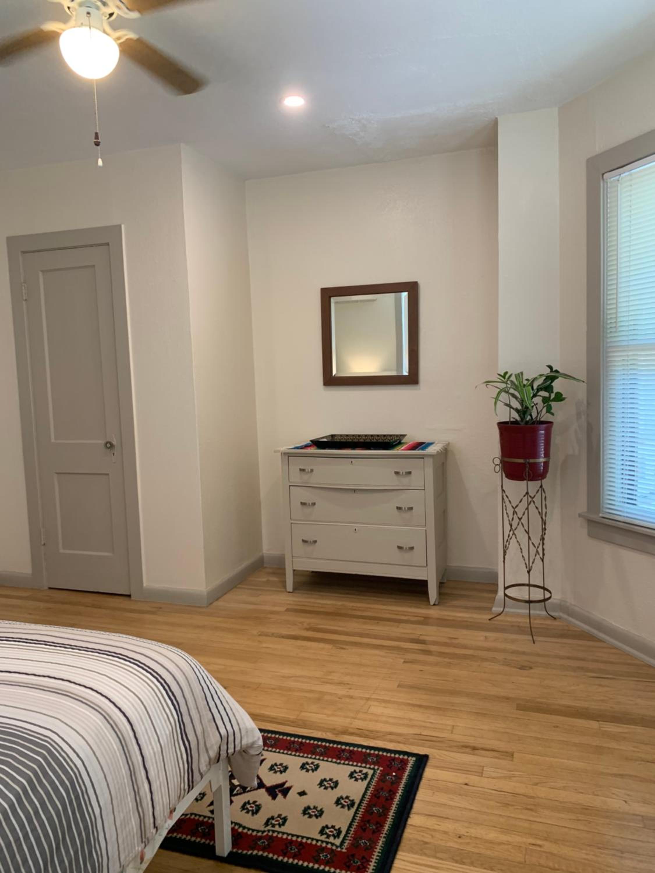 125-#4 Downtown cozy upstairs one bedroom apt view 5