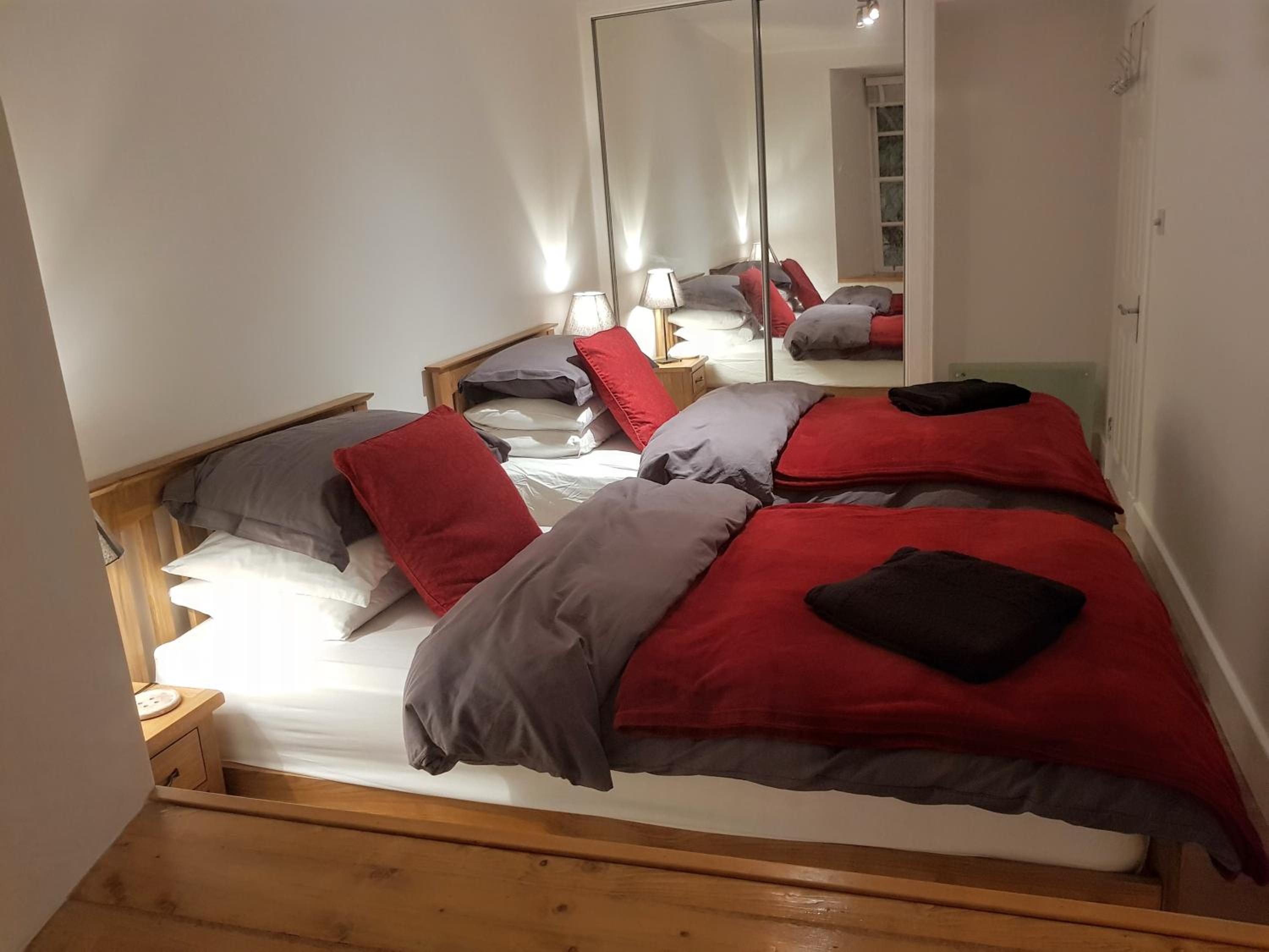 Heart of Edinburgh's Historic Old Town - Blair Street - Sleeps 6 view 5