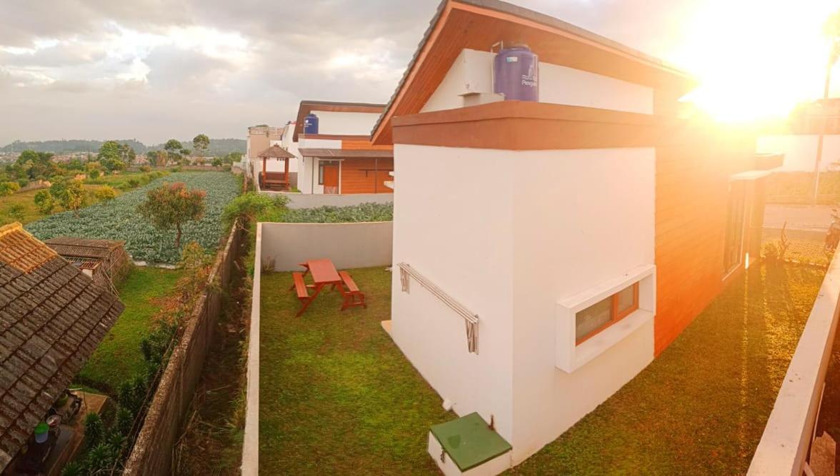 Villa Lembang Syariah near park & Zoo view 3