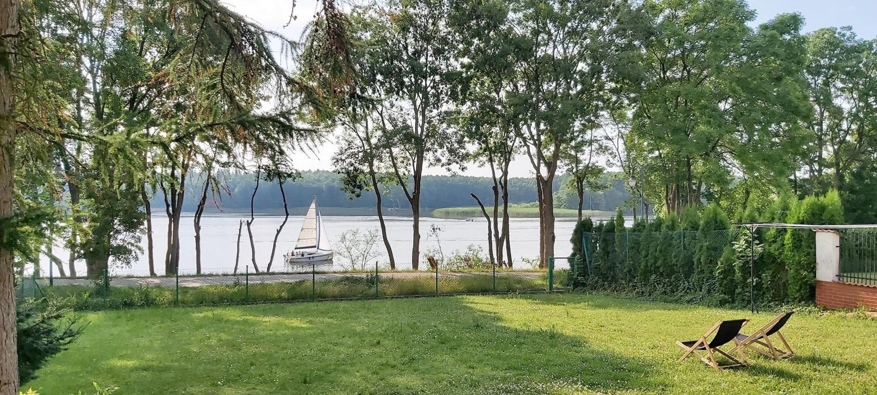 Dom przy lini brzegowej Jezioraka view 3