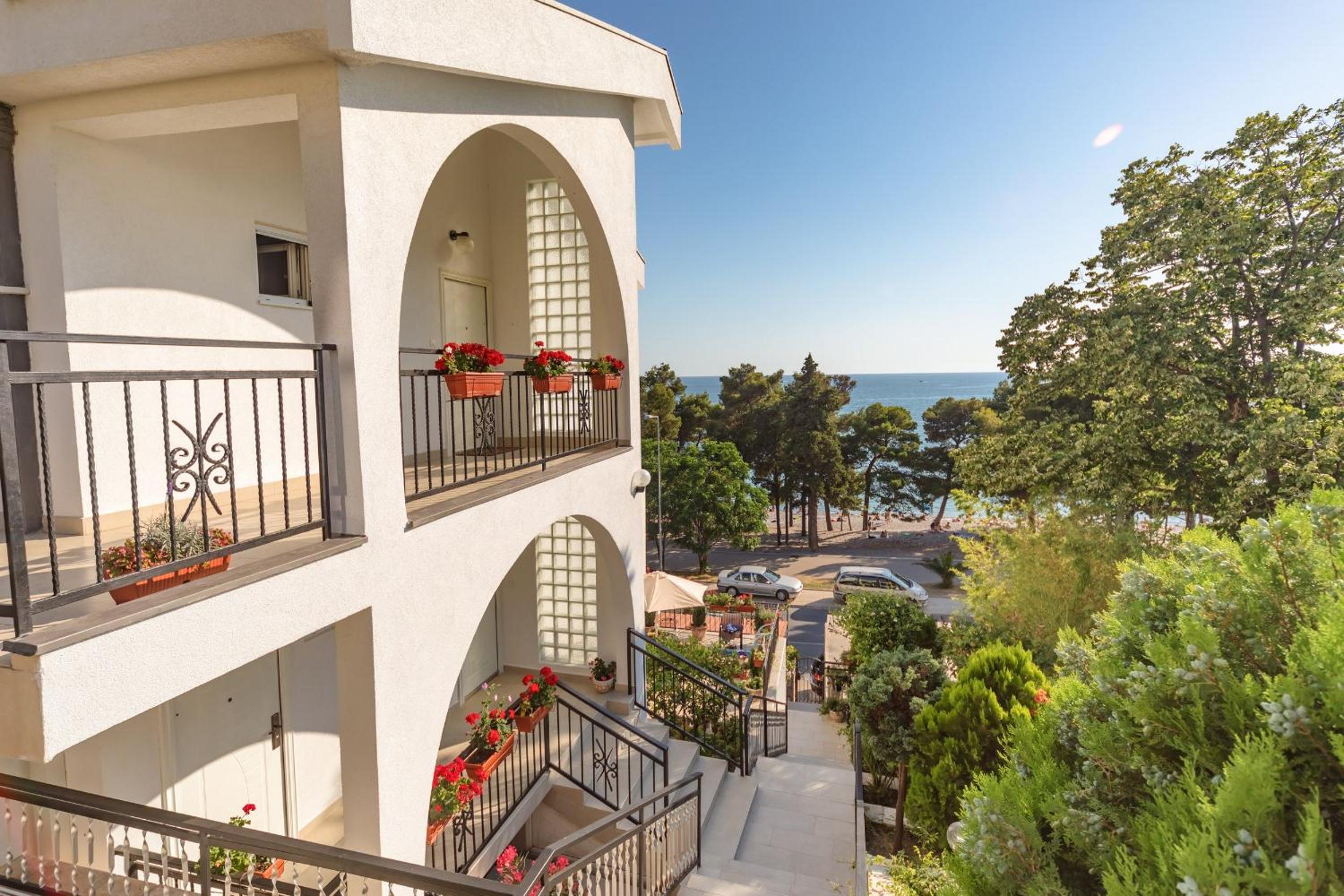 Mika's Seaview Apartments