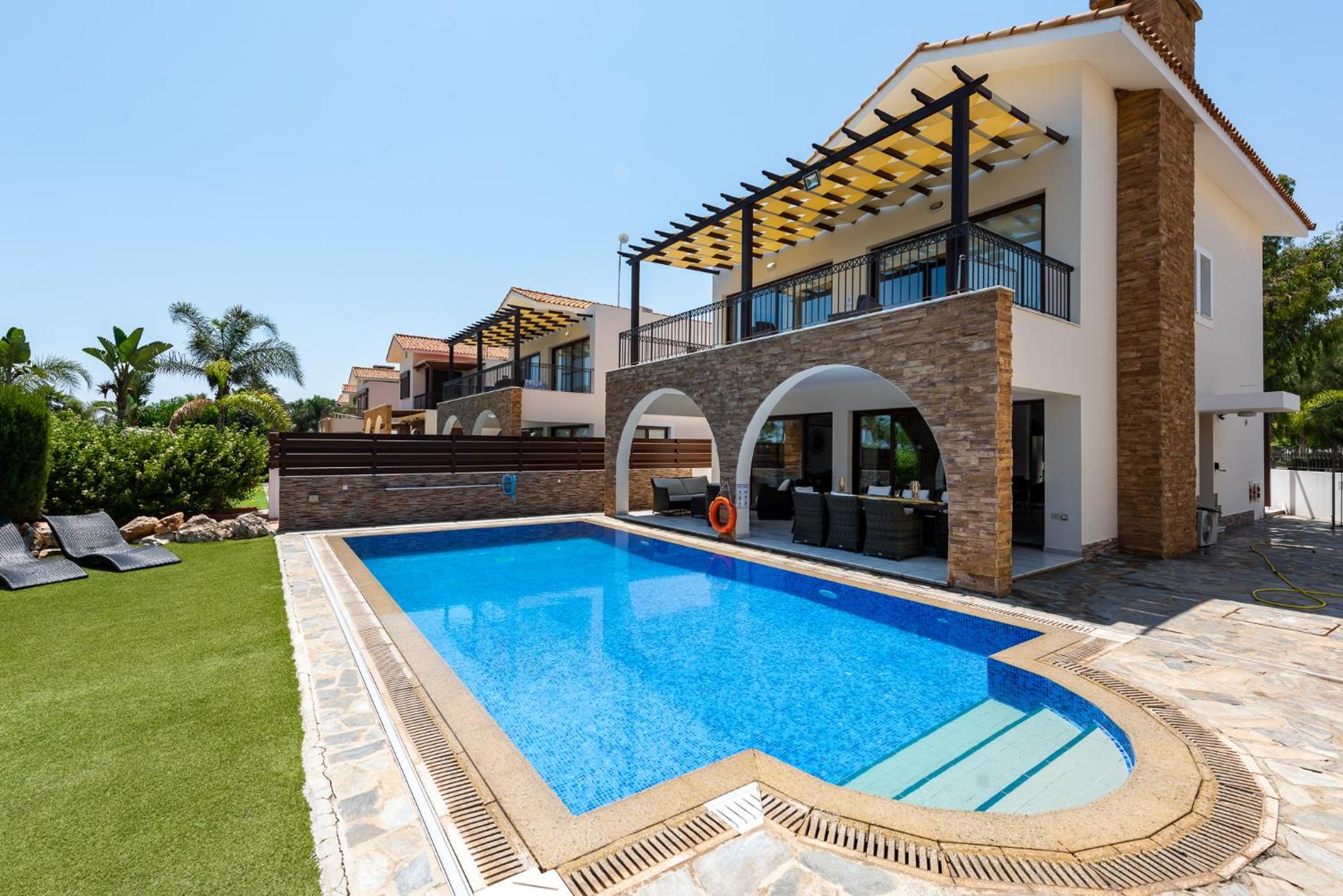 Sea Front Oceanus H3 by Ezoria Villas