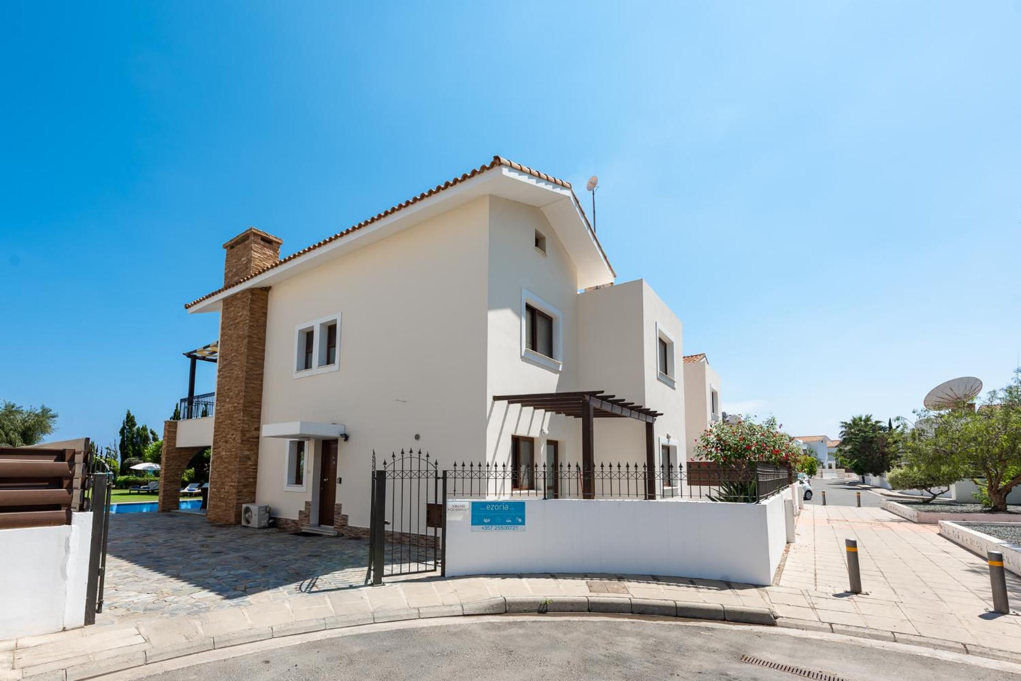 Sea Front Oceanus H3 by Ezoria Villas