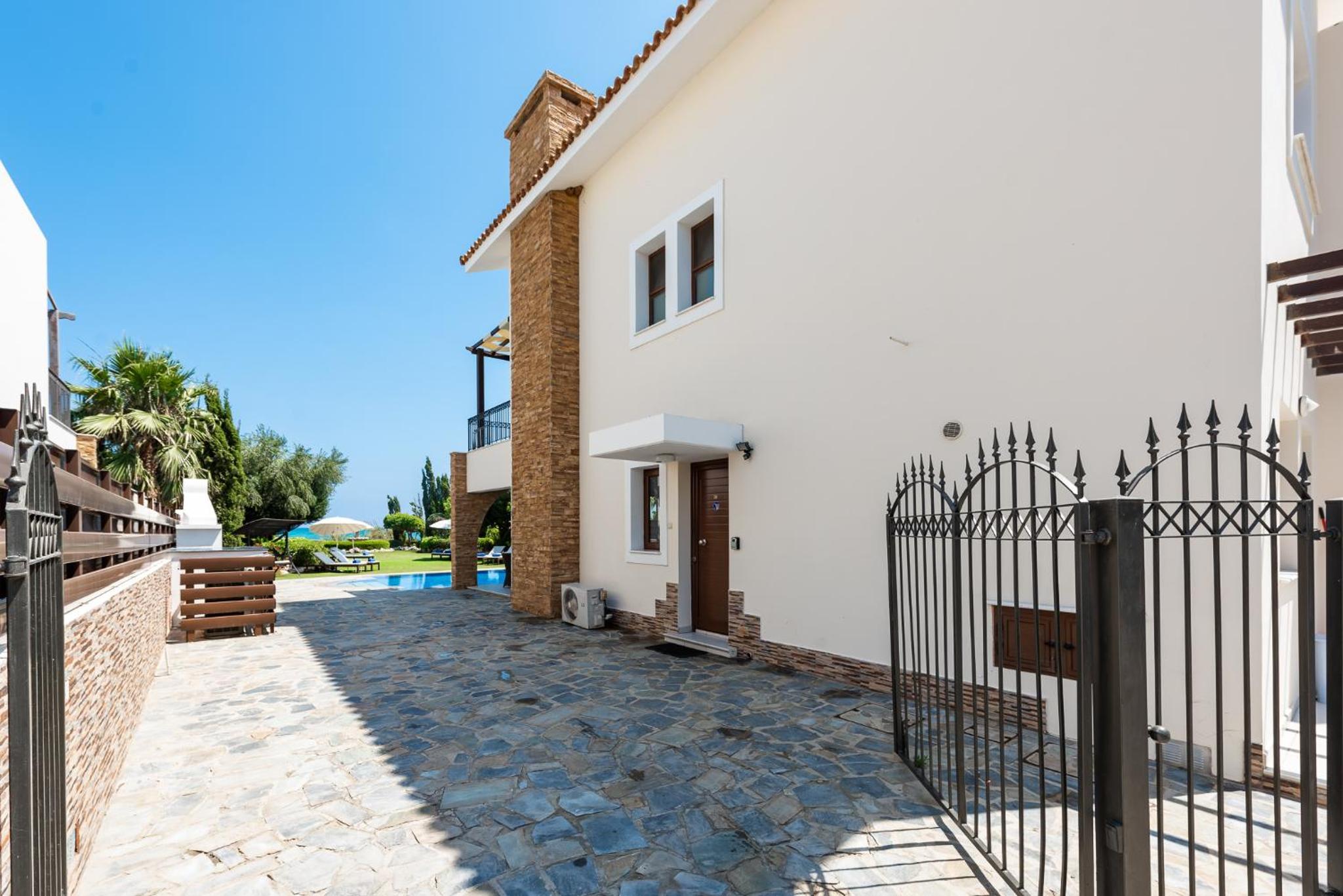 Sea Front Oceanus H3 by Ezoria Villas