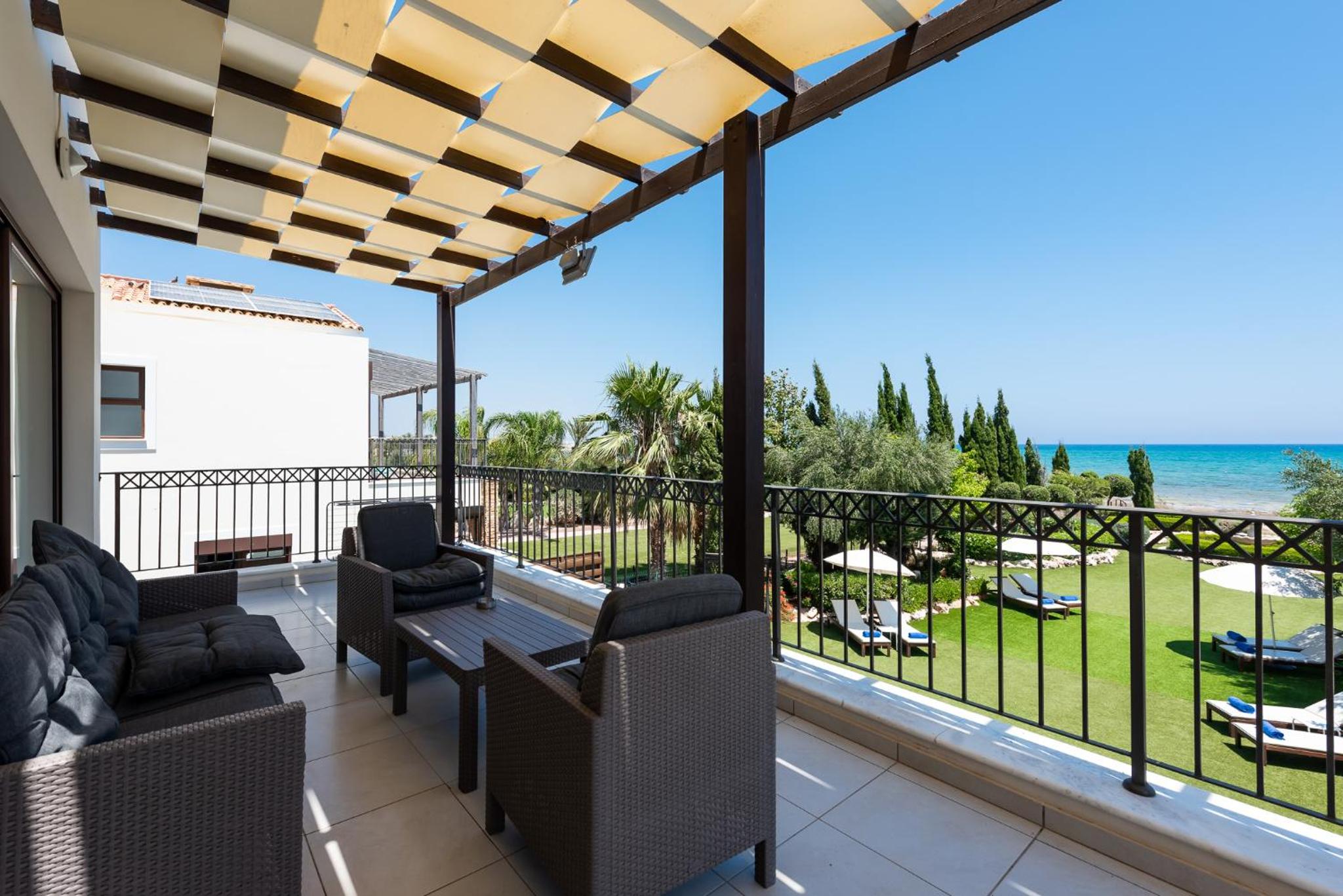 Sea Front Oceanus H3 by Ezoria Villas