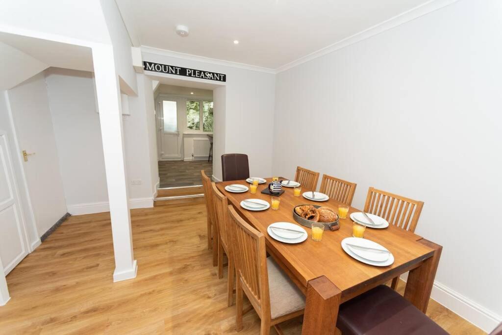 Large House in Looe, Near Beach and Bars with Great Views, Free Parking and Free Access to a Nearby Indoor Swimming Pool