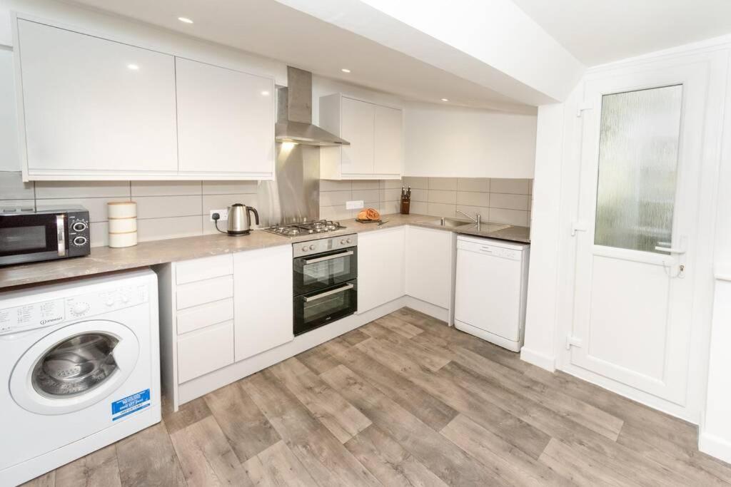 Large House in Looe, Near Beach and Bars with Great Views, Free Parking and Free Access to a Nearby Indoor Swimming Pool