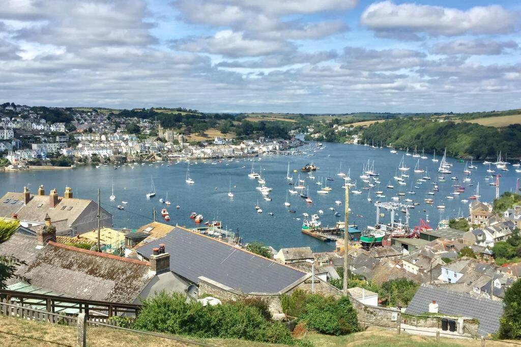 Large House in Looe, Near Beach and Bars with Great Views, Free Parking and Free Access to a Nearby Indoor Swimming Pool