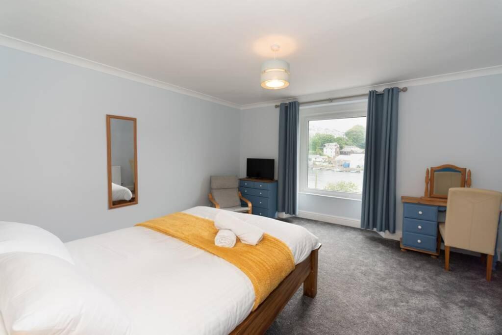 Large House in Looe, Near Beach and Bars with Great Views, Free Parking and Free Access to a Nearby Indoor Swimming Pool