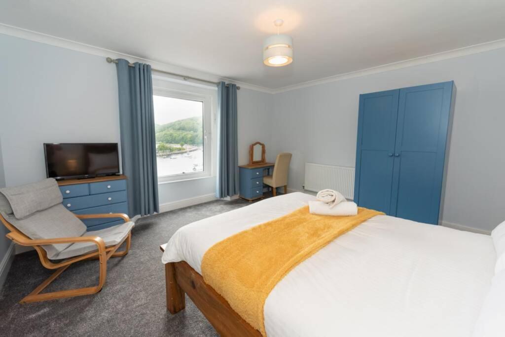 Large House in Looe, Near Beach and Bars with Great Views, Free Parking and Free Access to a Nearby Indoor Swimming Pool