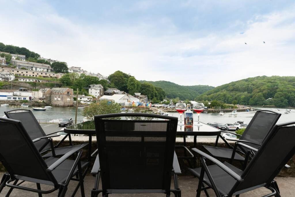 Large House in Looe, Near Beach and Bars with Great Views, Free Parking and Free Access to a Nearby Indoor Swimming Pool
