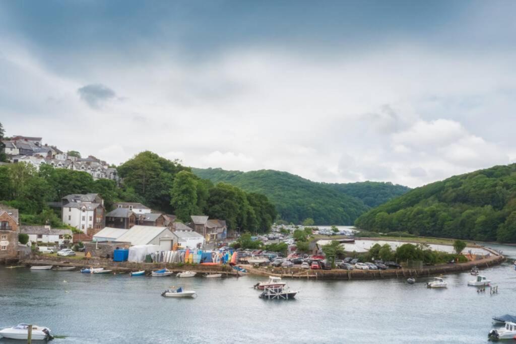 Large House in Looe, Near Beach and Bars with Great Views, Free Parking and Free Access to a Nearby Indoor Swimming Pool
