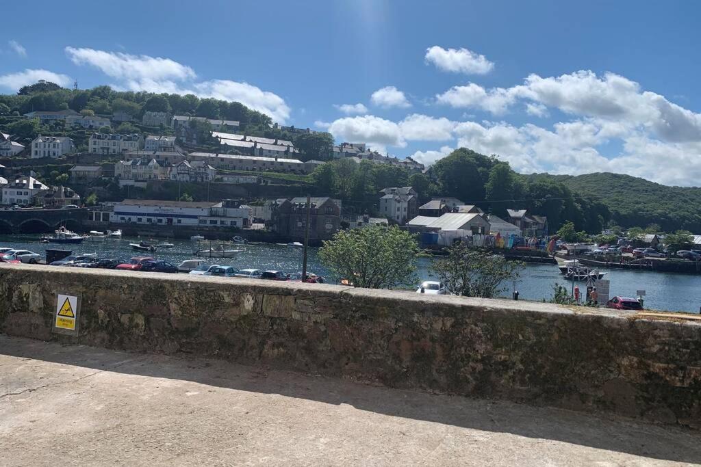 Large House in Looe, Near Beach and Bars with Great Views, Free Parking and Free Access to a Nearby Indoor Swimming Pool