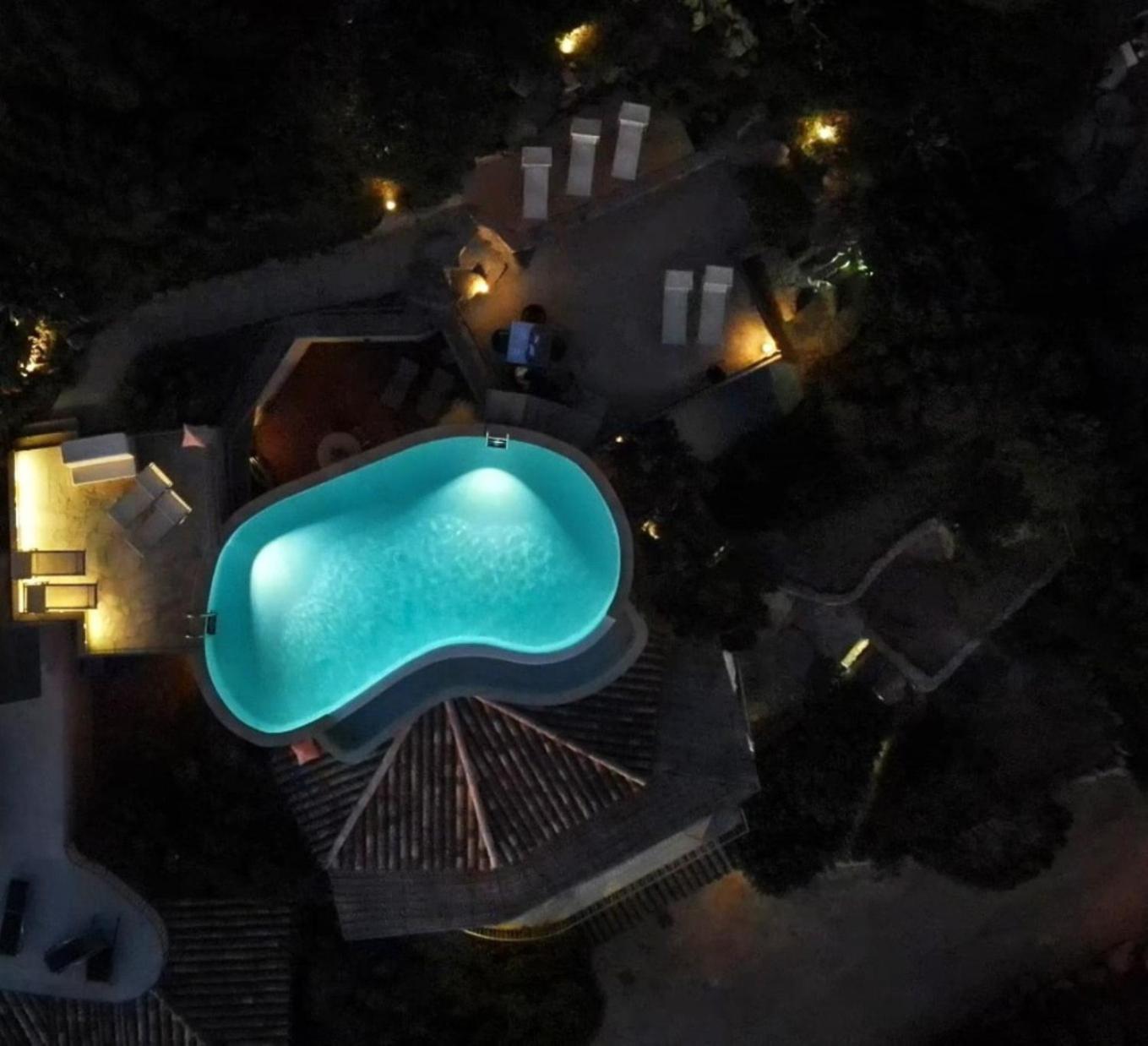 Villa Patty with infinity pool in front of the sea, parking and wifi