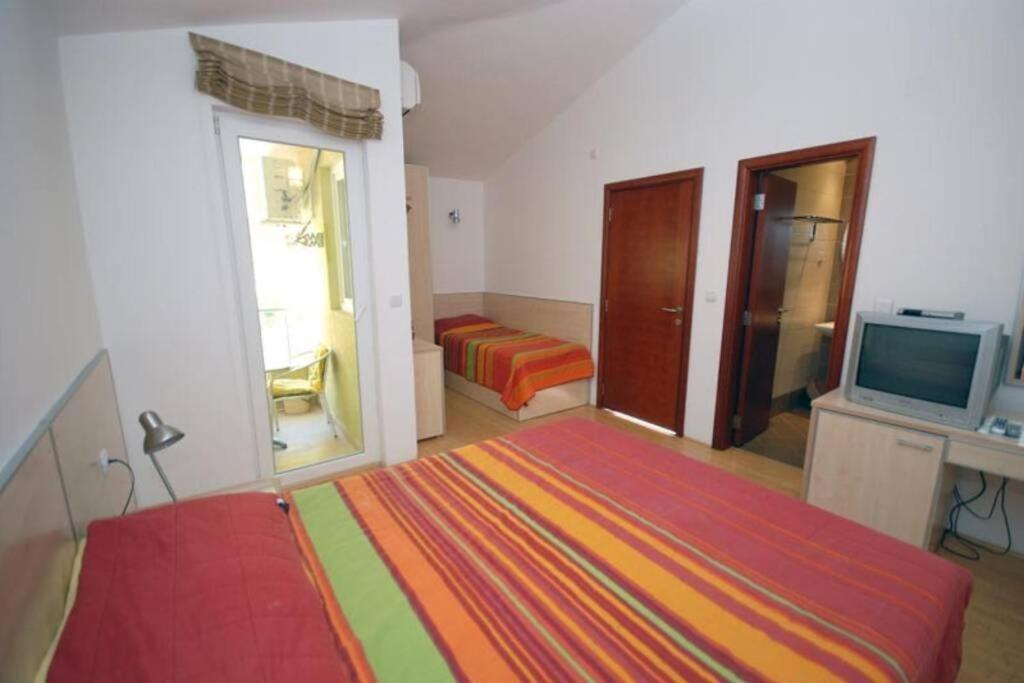 Hotel BMV TRIPLE ROOM WITH BALCONY - Image 1