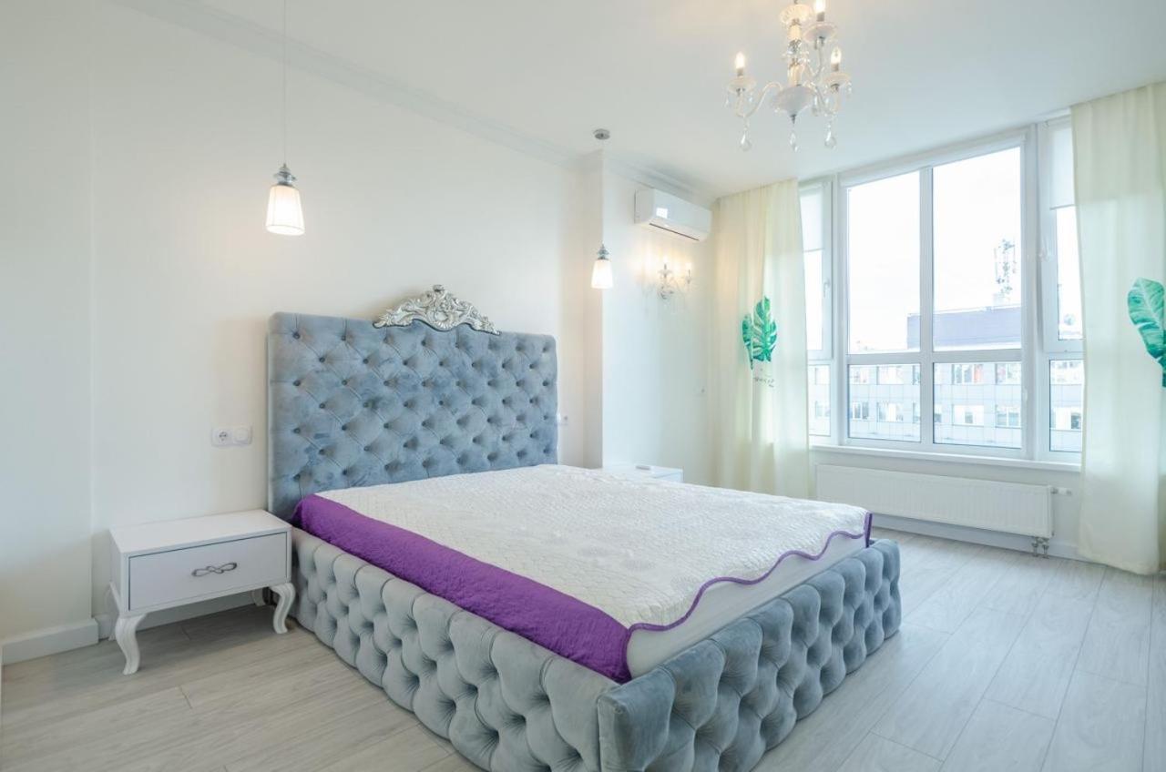 Kyiv White Apartment Victory view 4