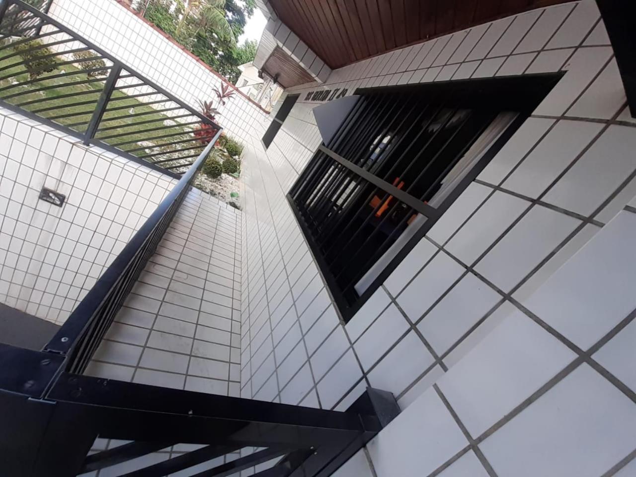 Ap Vila Guilhermina com quintal (Praia Grande)