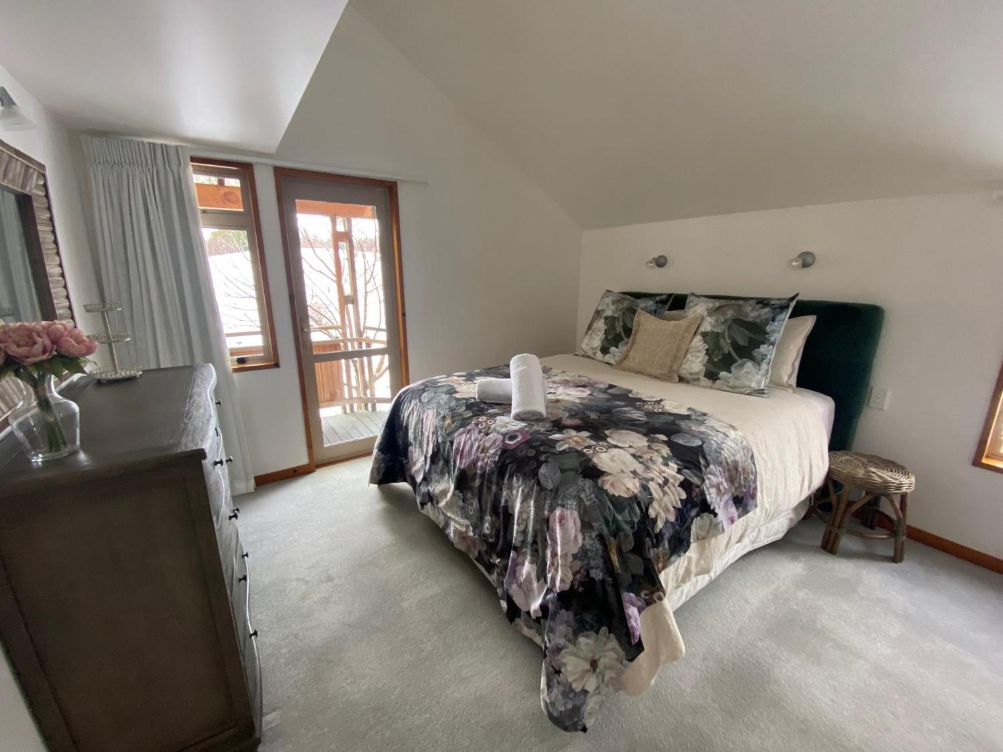 Glacier Rock Lakeview House