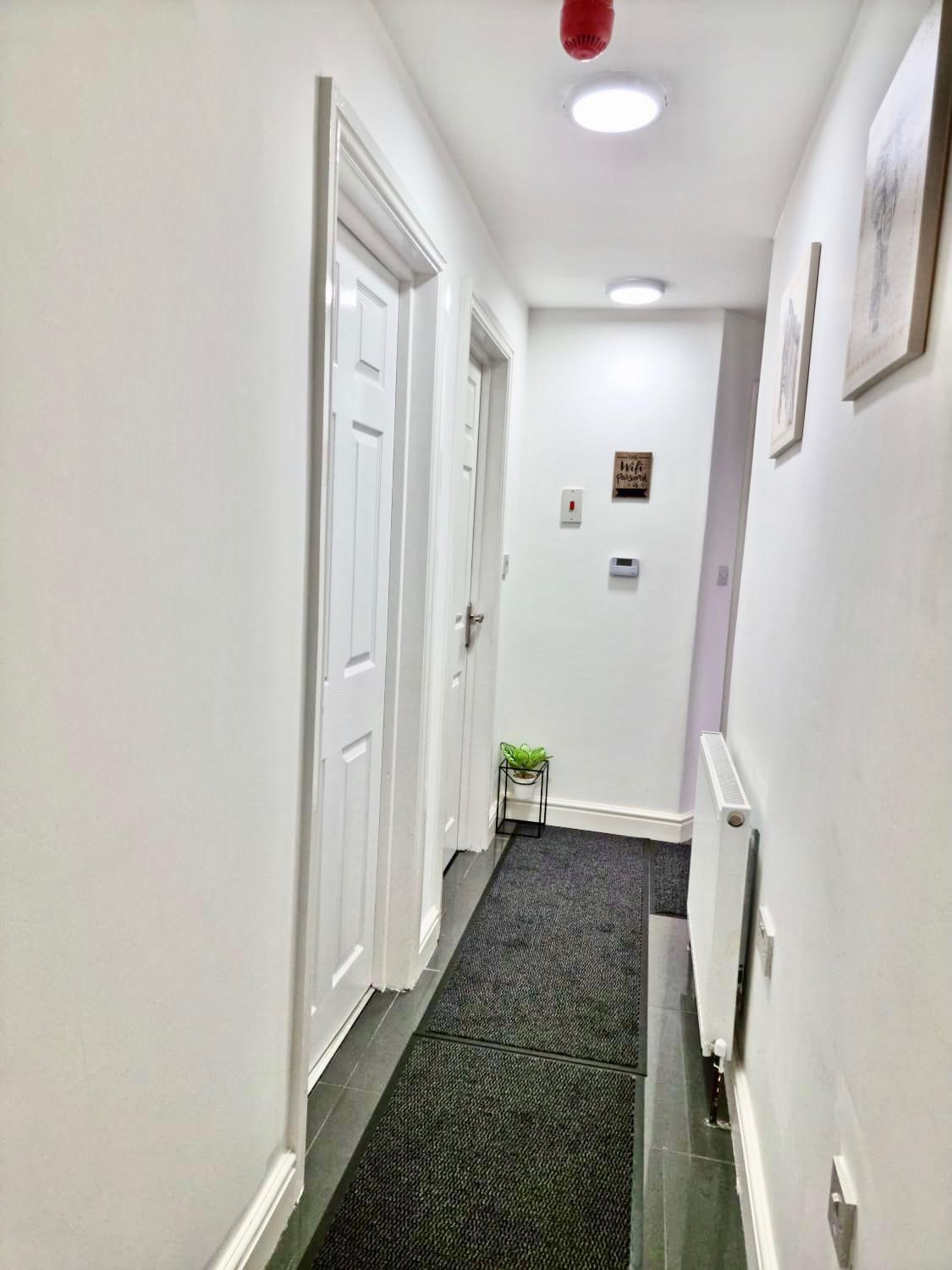 Cosy 3 Bed Apartment Near Birmingham Airport & NEC Perfect for Groups & Contractors! view 4
