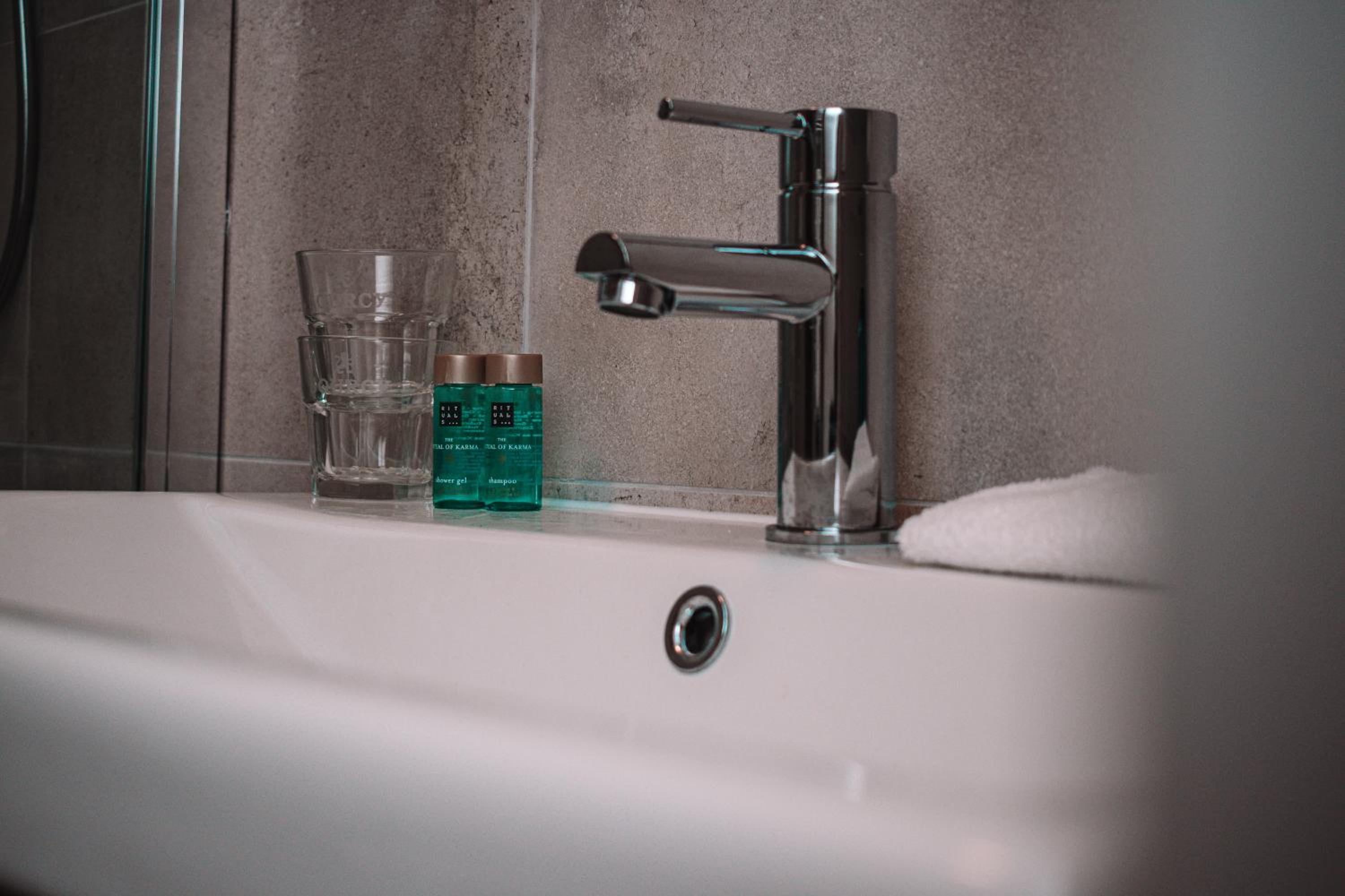 Friese Hoeve Sneek en Sneek — bathroom