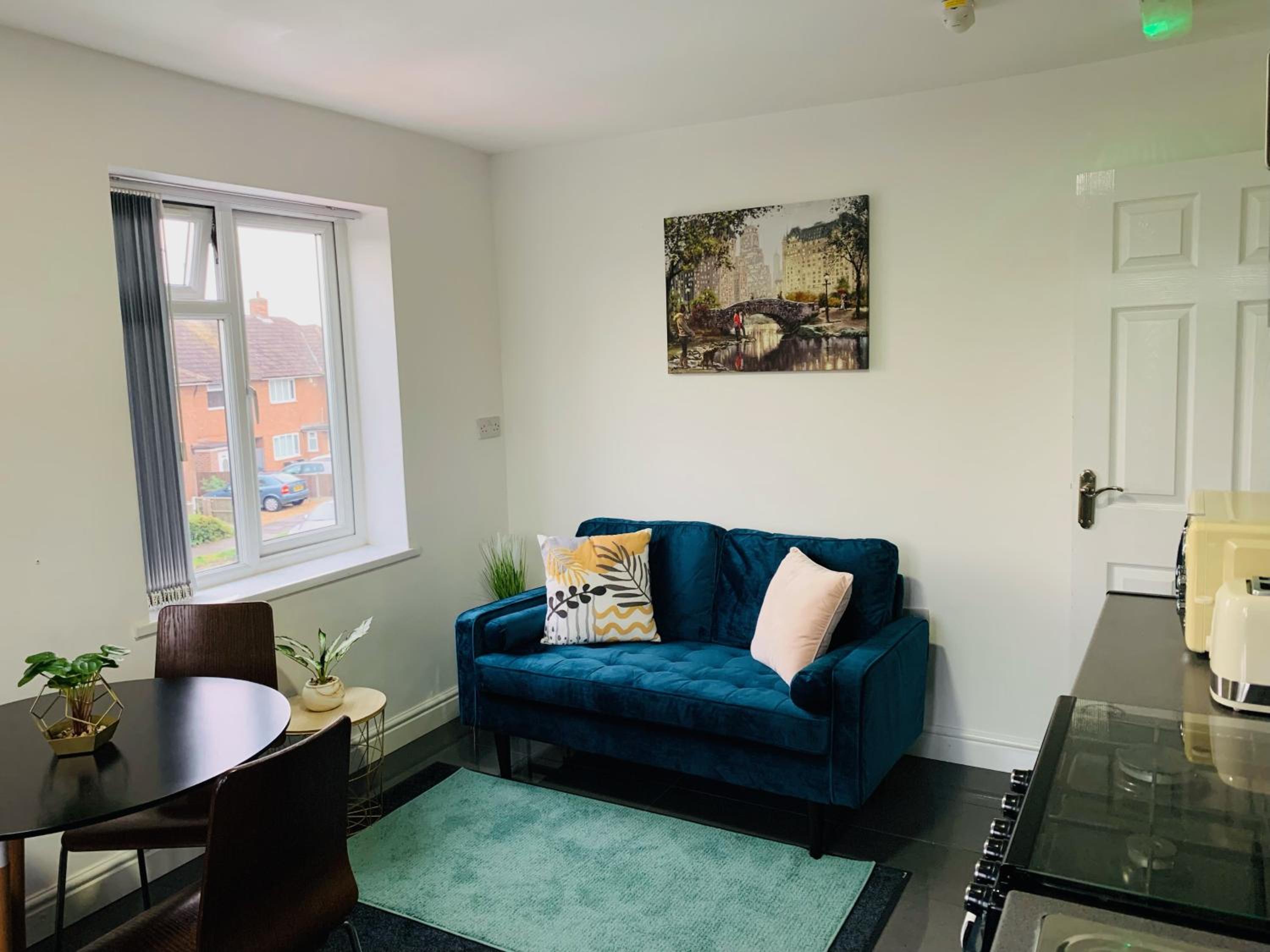 Modern & Cosy 2-Bed Apartment Near NEC, Airport & JLR! view 2