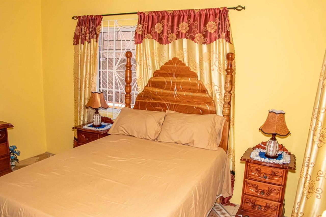 Bev's Rosevilla, photo 29