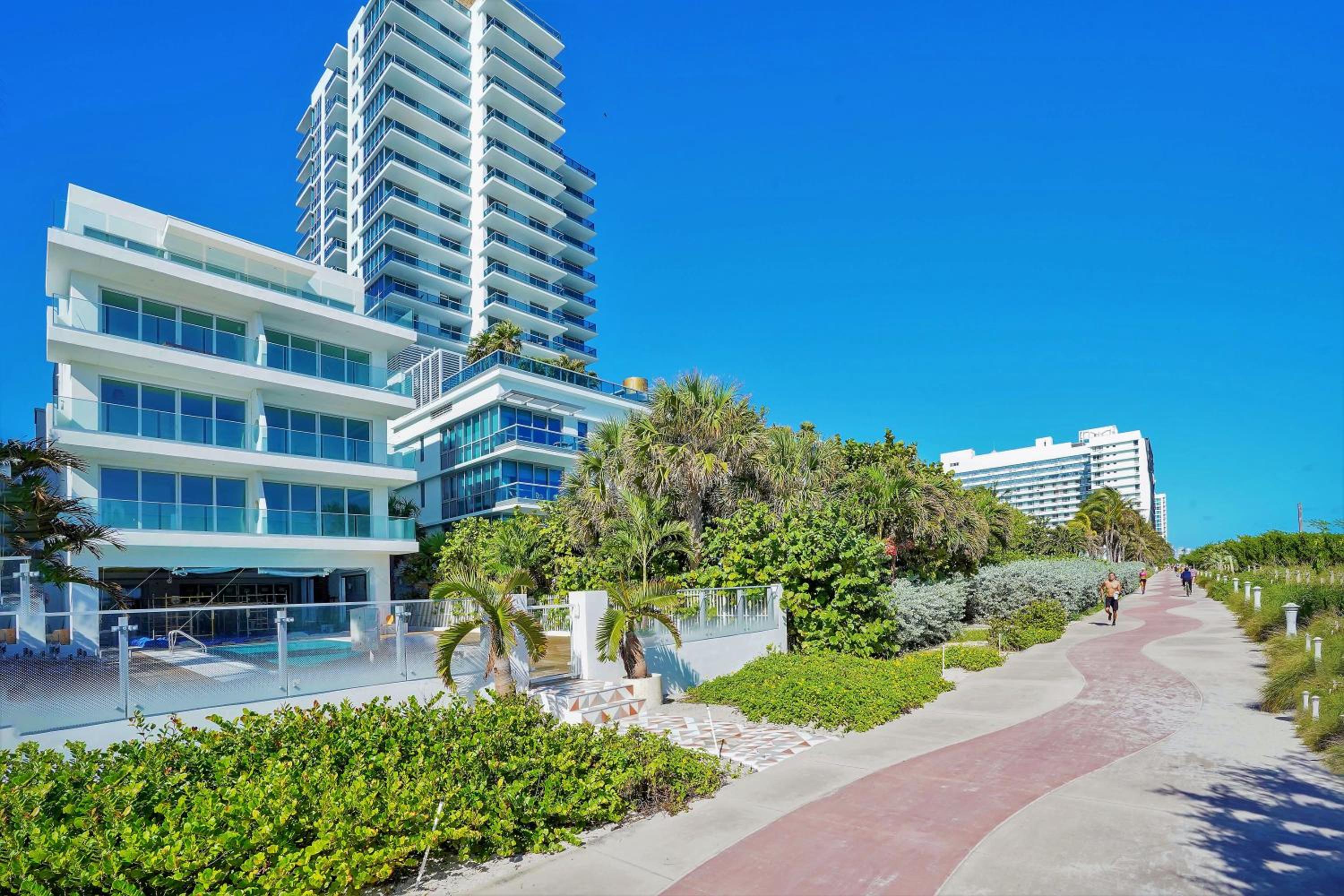 Dharma Home Suites Miami Beach at Monte Carlo - Image 4