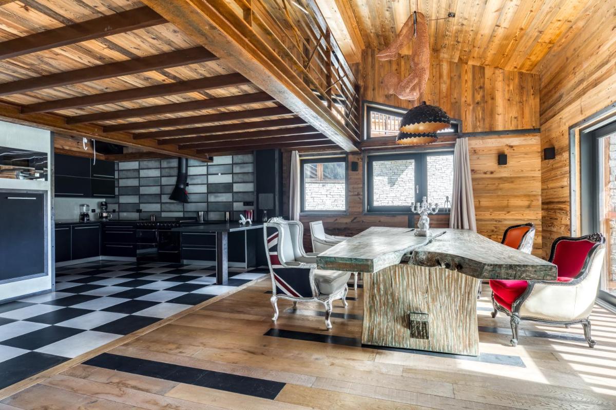 Chalet Carte Blanche Banksy view 2