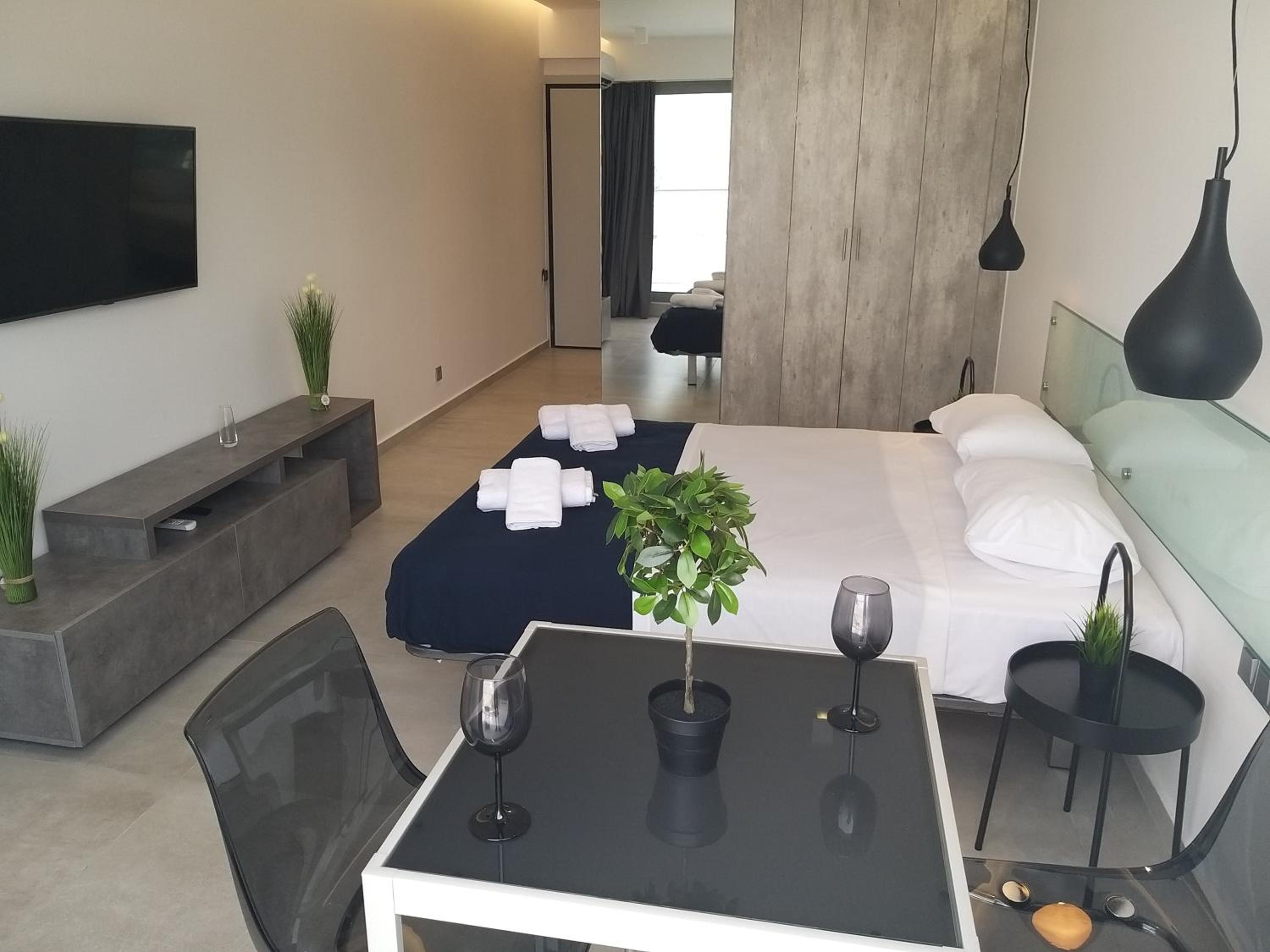 Amazing Apartments @ Aiolou Str.