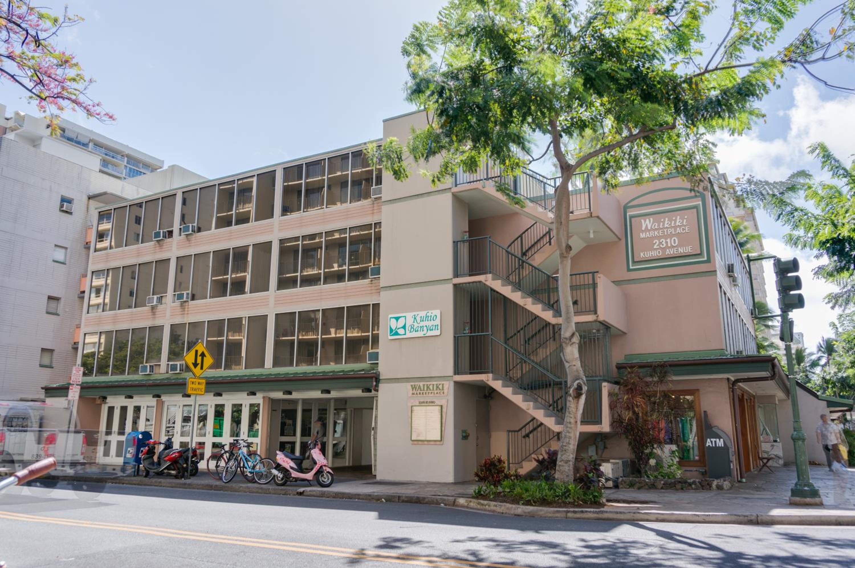 Kuhio Banyan Hotel (with Kitchenettes)