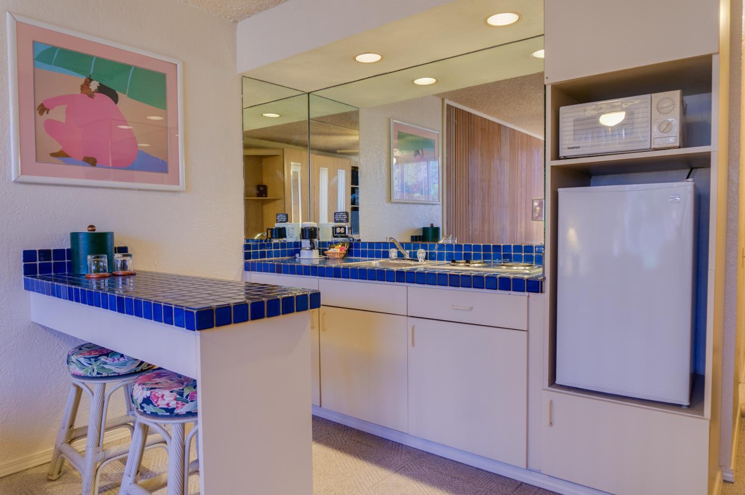 Kuhio Banyan Hotel (with Kitchenettes)