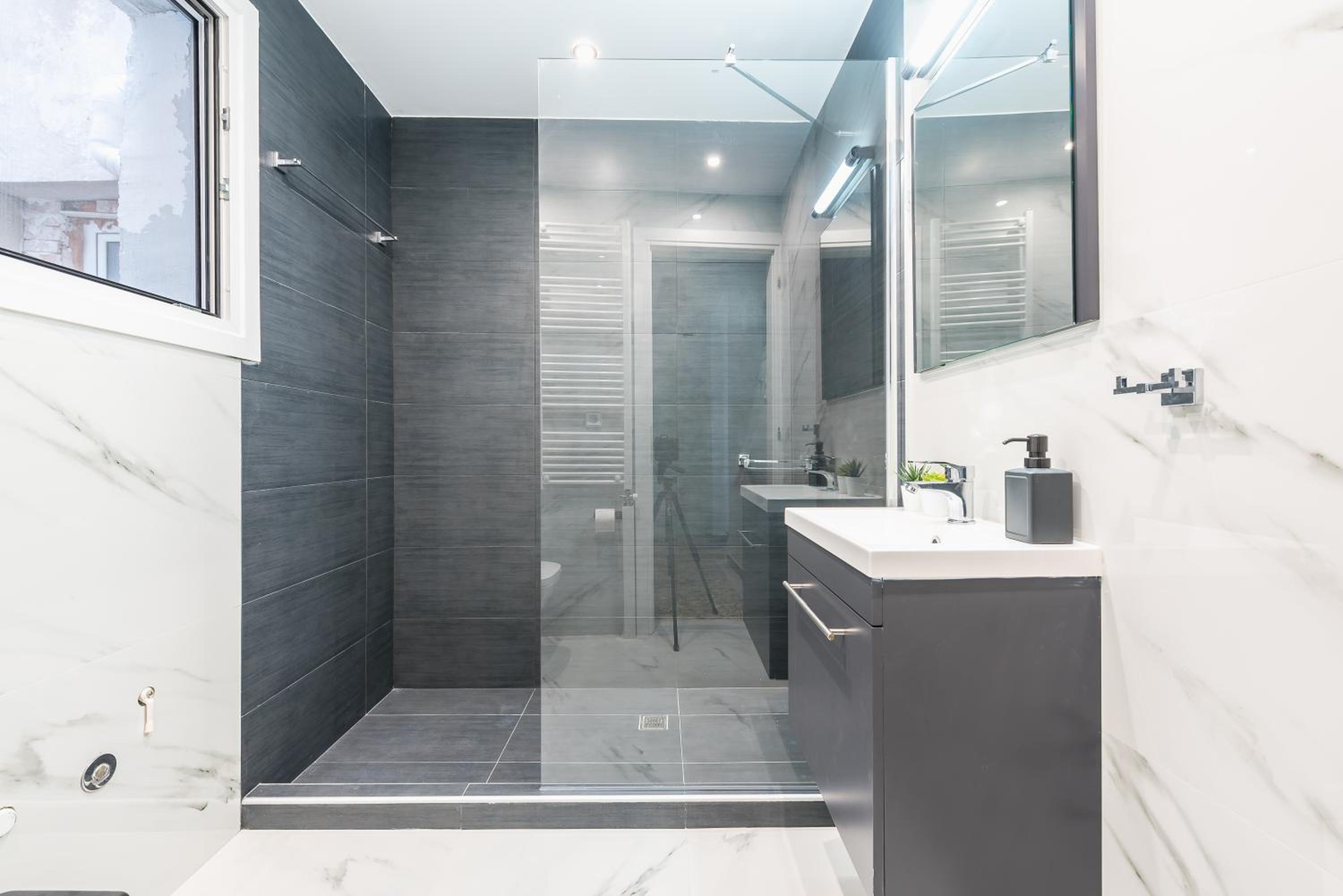 Athens Central Pangrati - Varnava Square Modern Apartment for 5