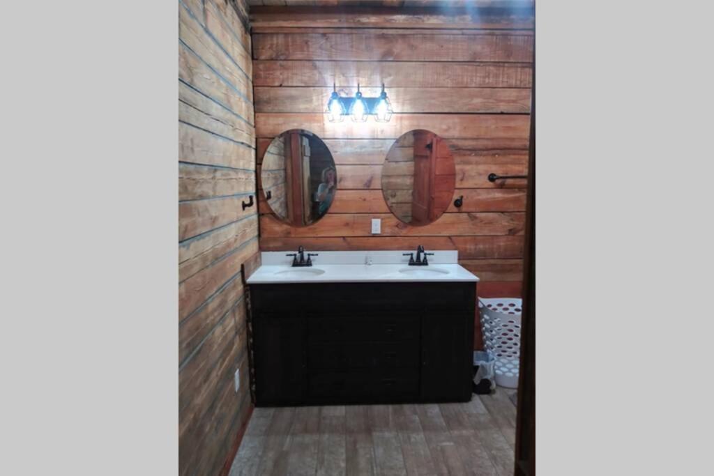 Hoot Nanny's Rustic Cabin on Mossy Creek view 3