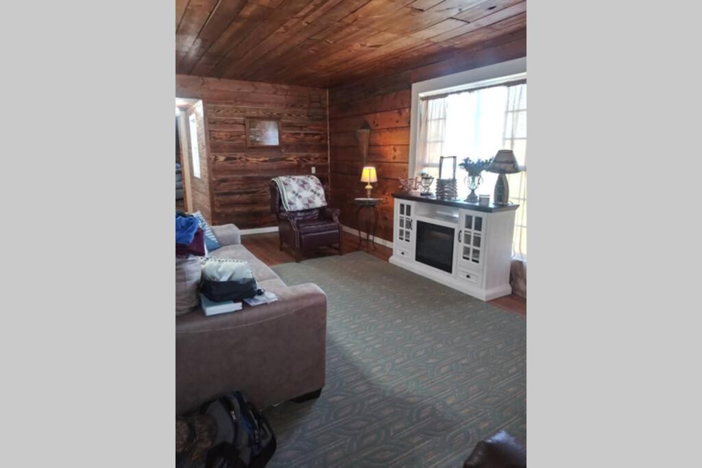 Hoot Nanny's Rustic Cabin on Mossy Creek view 5