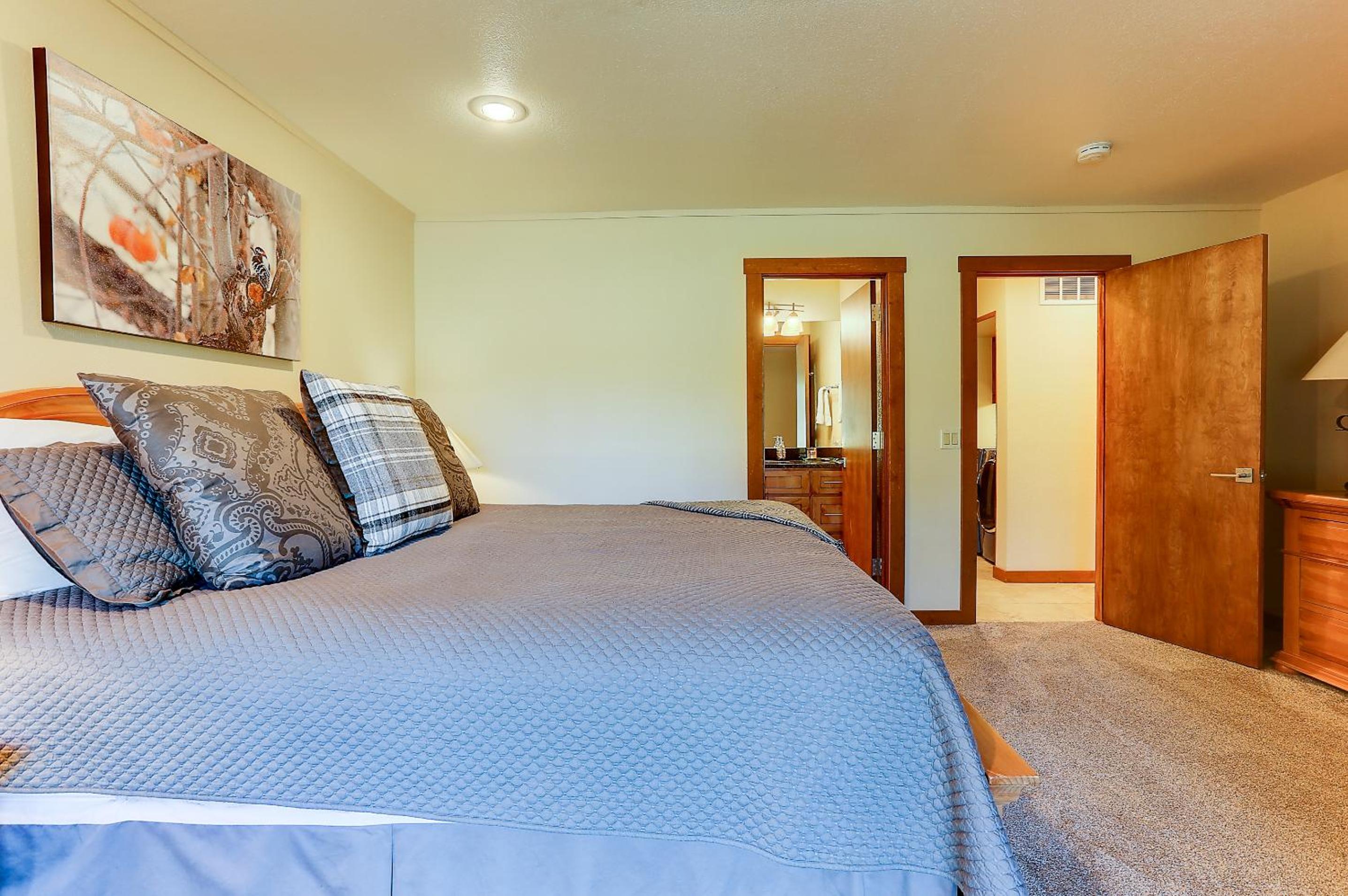 3 Spyglass Home on Meadows Golf Course feature Brand New Hot Tub and Bikes