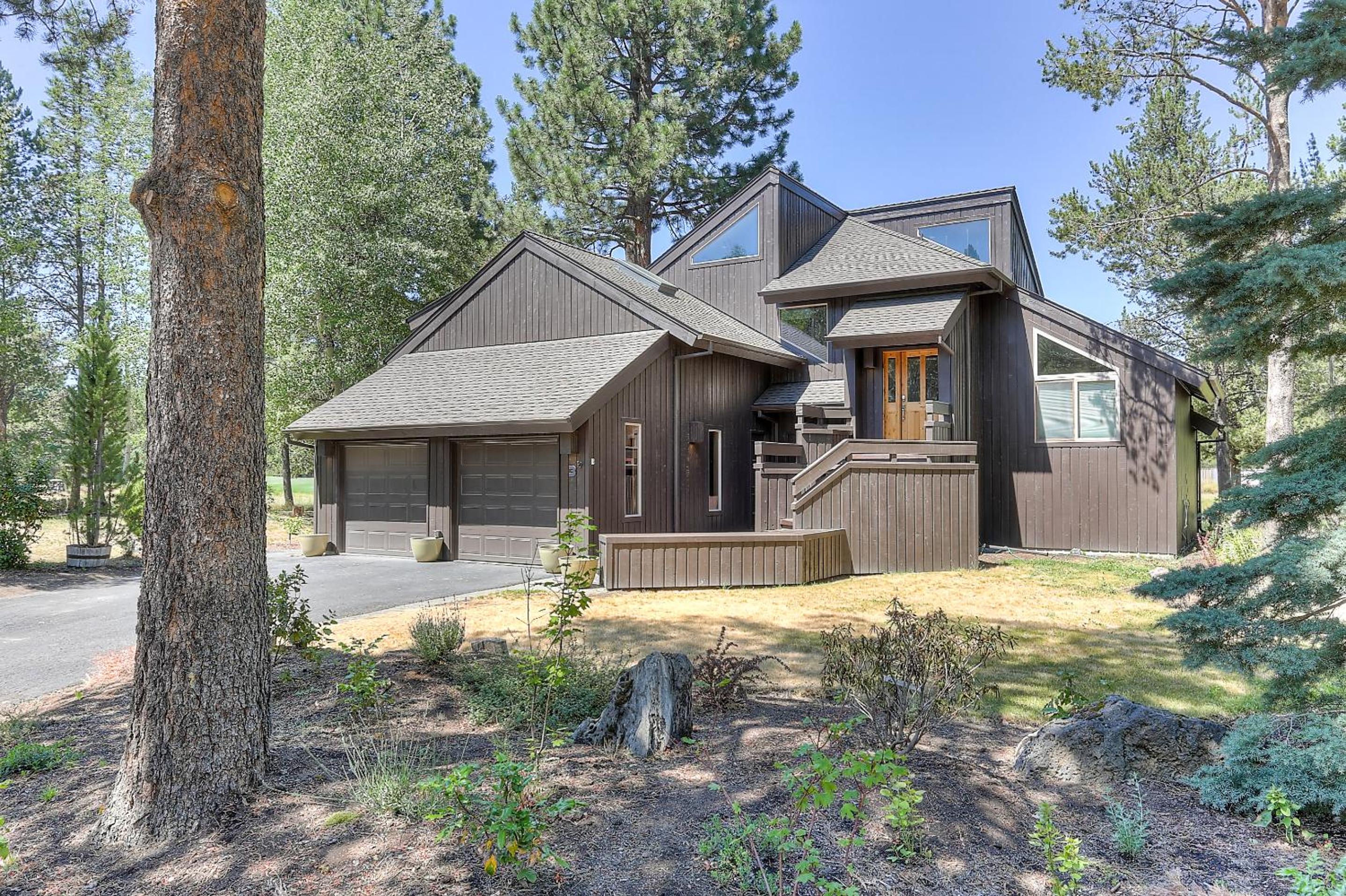 3 Spyglass Home on Meadows Golf Course feature Brand New Hot Tub and Bikes