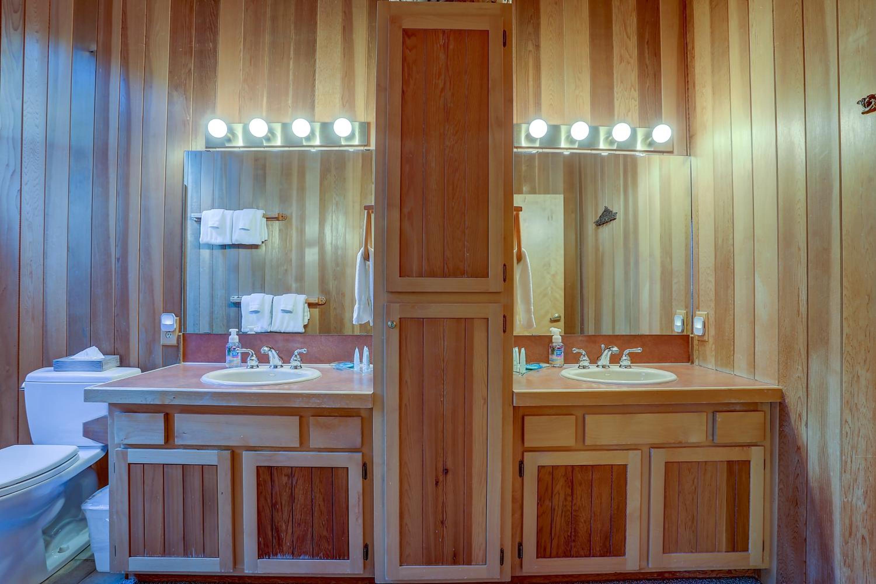 22 Rogue Home with Private Hot Tub, BBQ, and Game Room