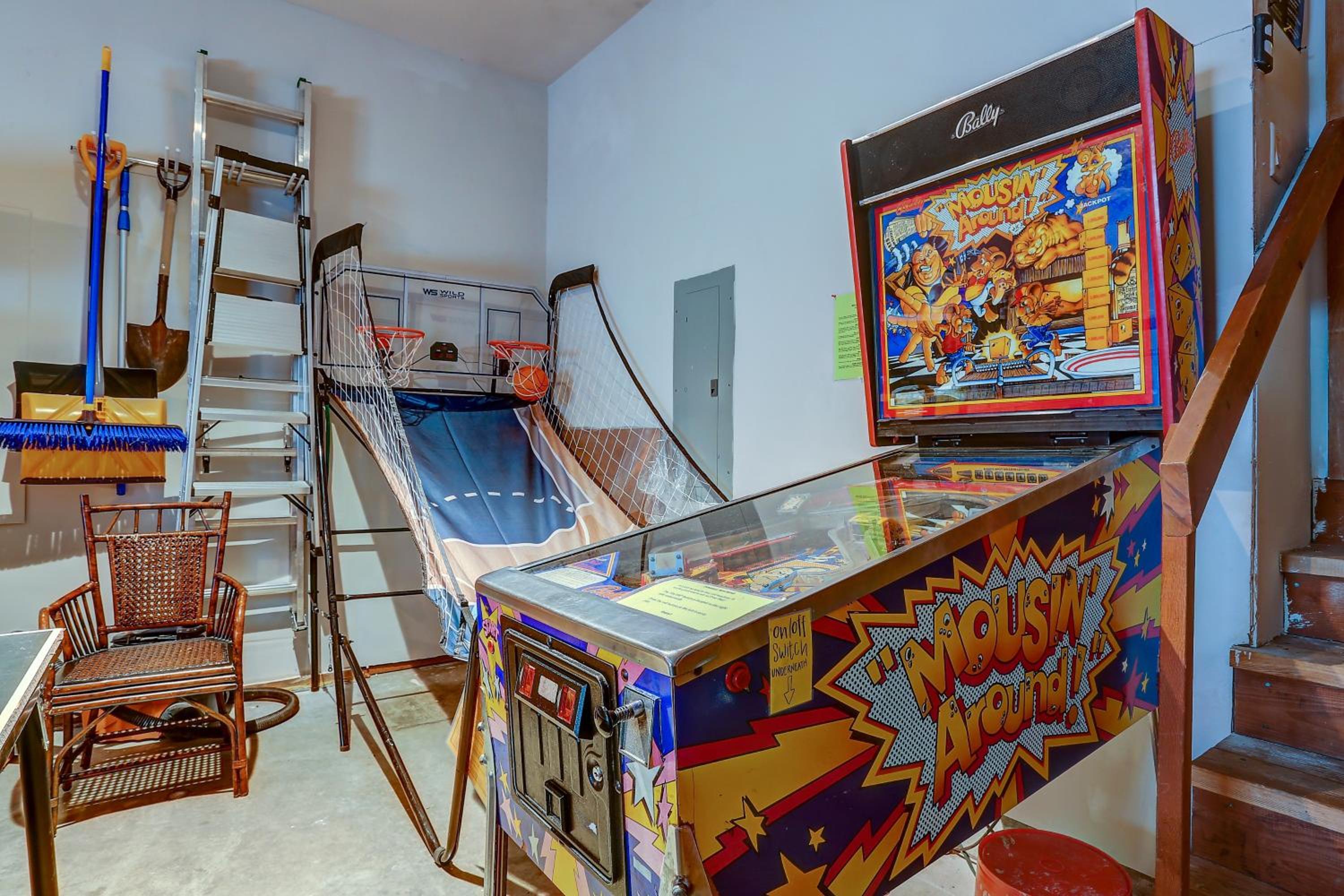 22 Rogue Home with Private Hot Tub, BBQ, and Game Room