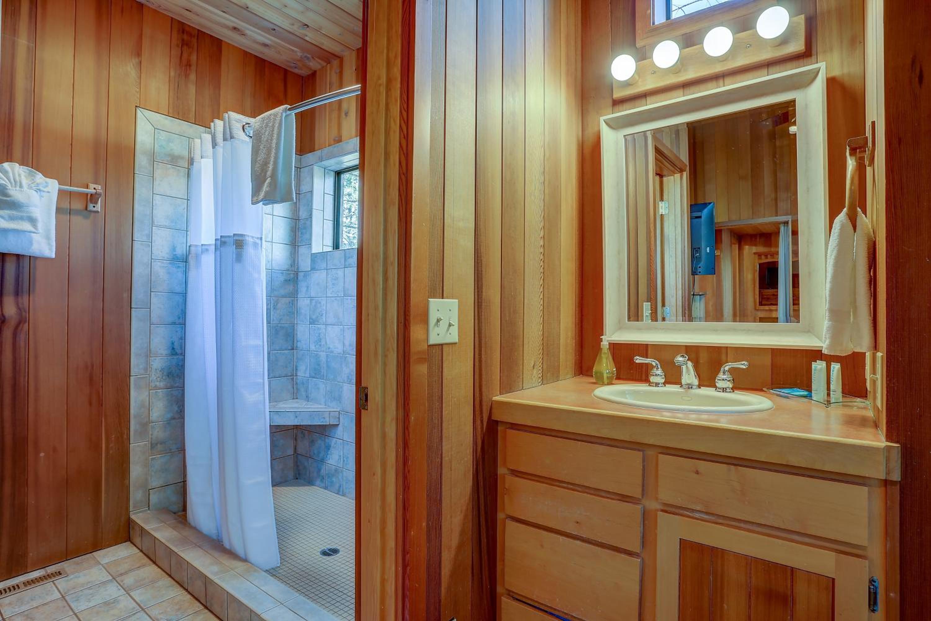 22 Rogue Home with Private Hot Tub, BBQ, and Game Room