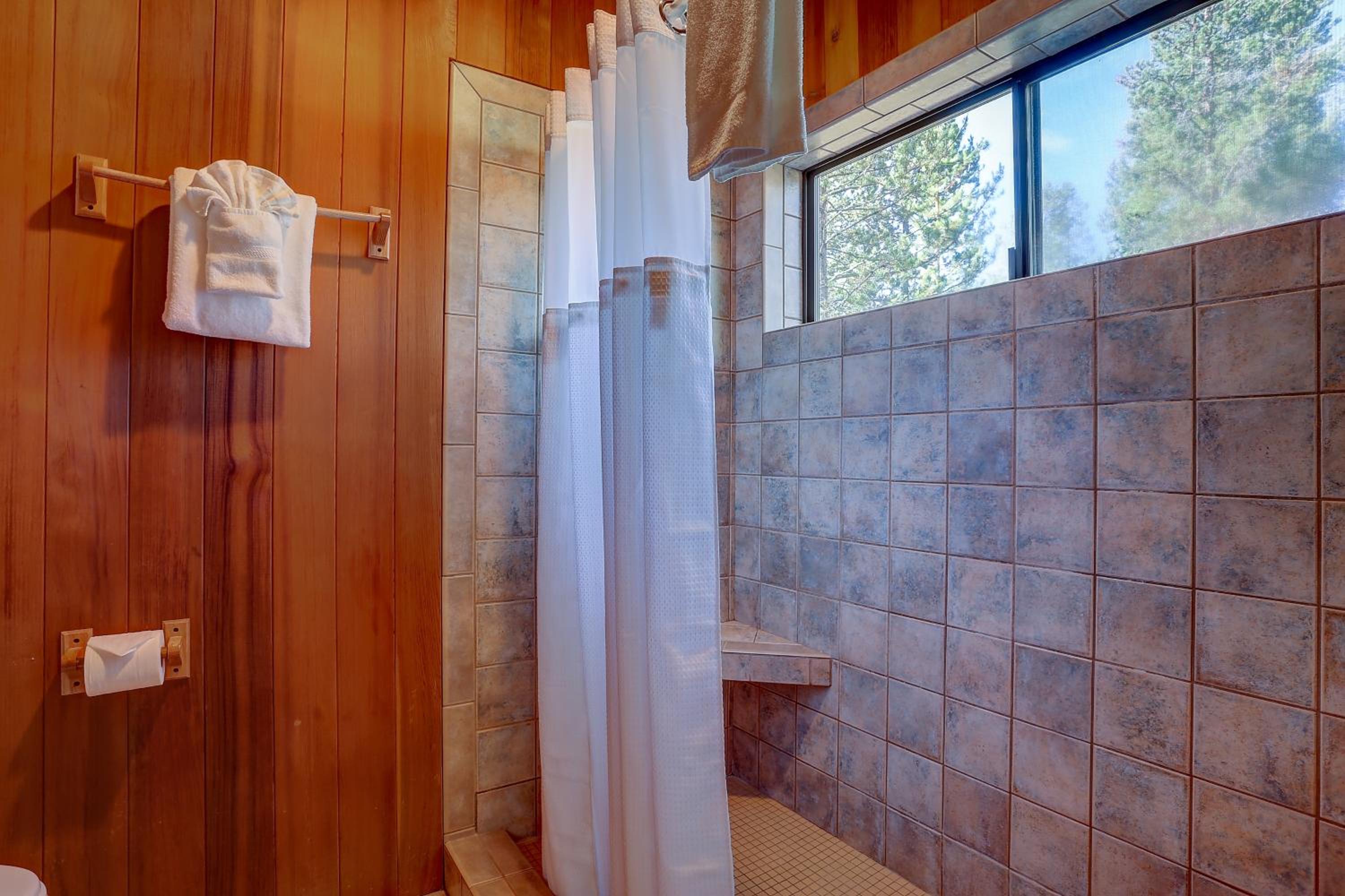 22 Rogue Home with Private Hot Tub, BBQ, and Game Room