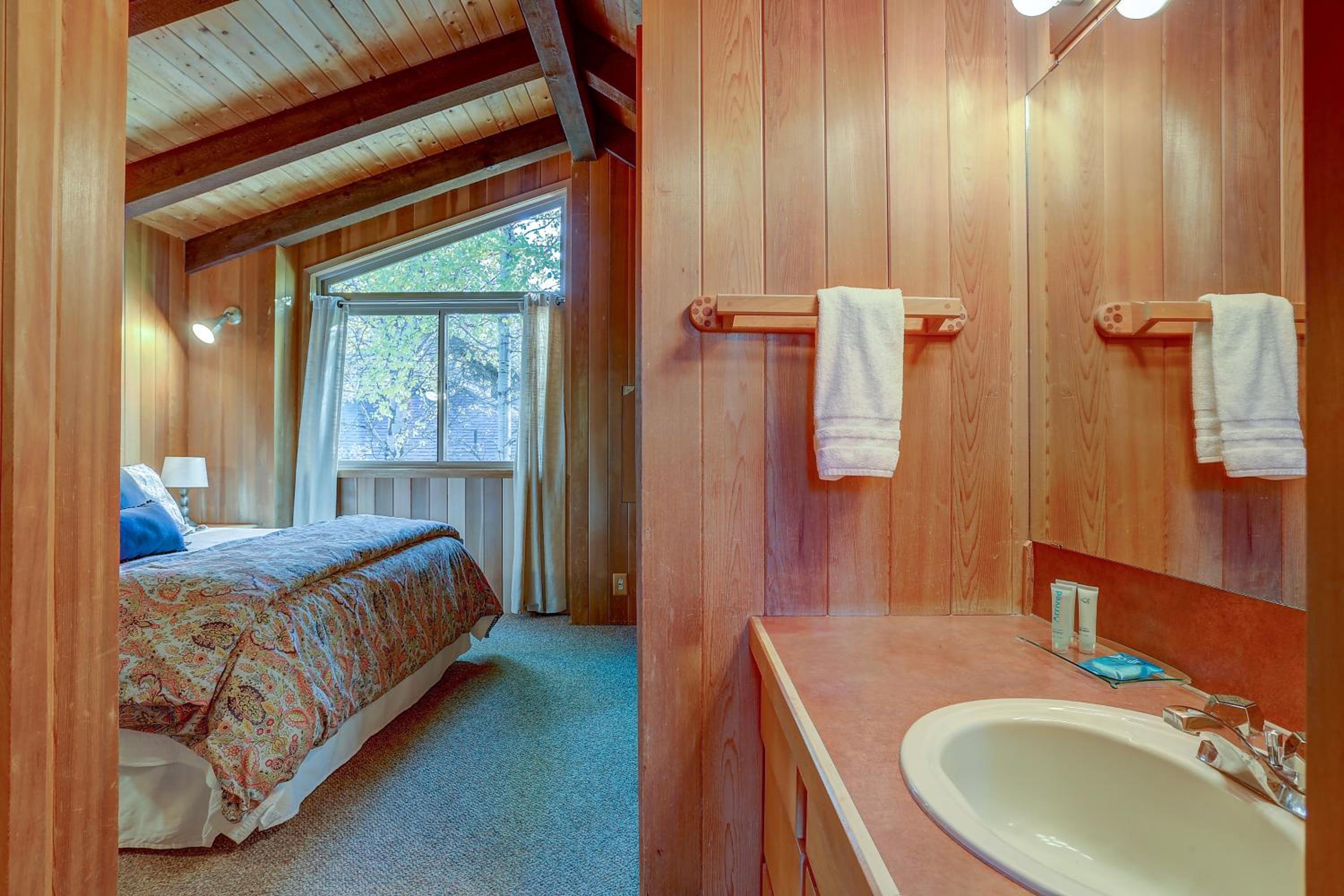 22 Rogue Home with Private Hot Tub, BBQ, and Game Room