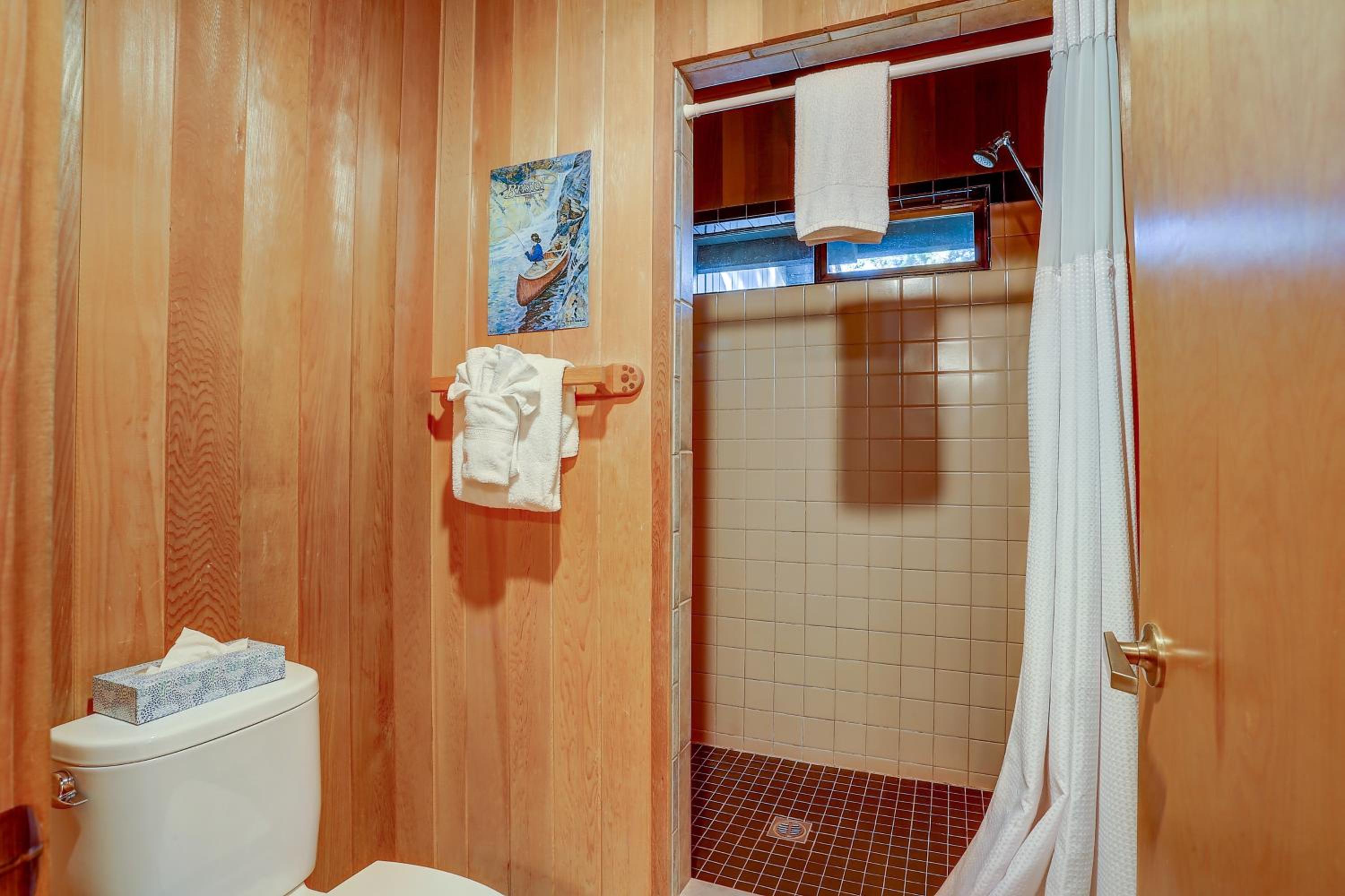 22 Rogue Home with Private Hot Tub, BBQ, and Game Room