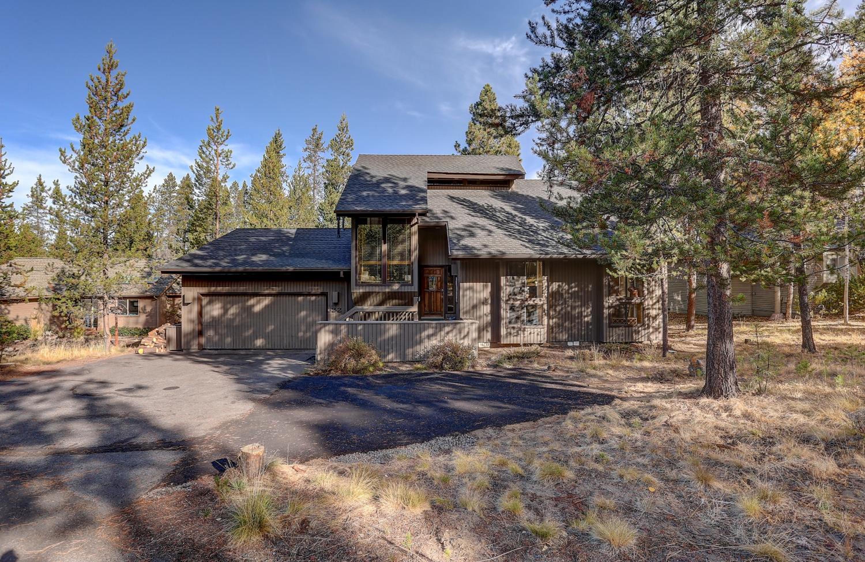 22 Rogue Home with Private Hot Tub, BBQ, and Game Room
